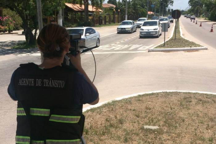 Operação Verão fiscaliza trânsito no acesso ao Laranjal