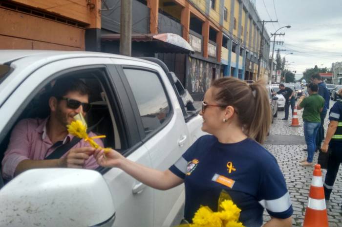 Cerca de 200 motoristas receberam material informativo e flores