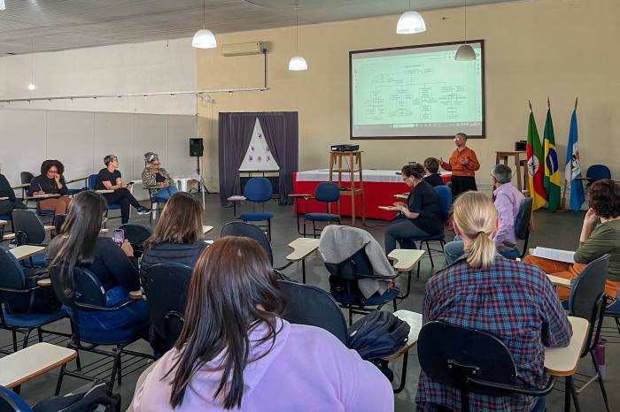 Estudantes de Pedagogia conhecem a Secretaria de Educação