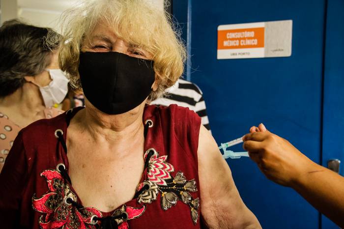 Mais de 900 idosos e 400 profissionais da saúde são vacinados