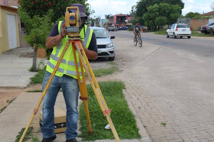 Levantamento topográfico é o primeiro passo da execução do projeto que beneficiará 2,1 quilômetros de extensão da via