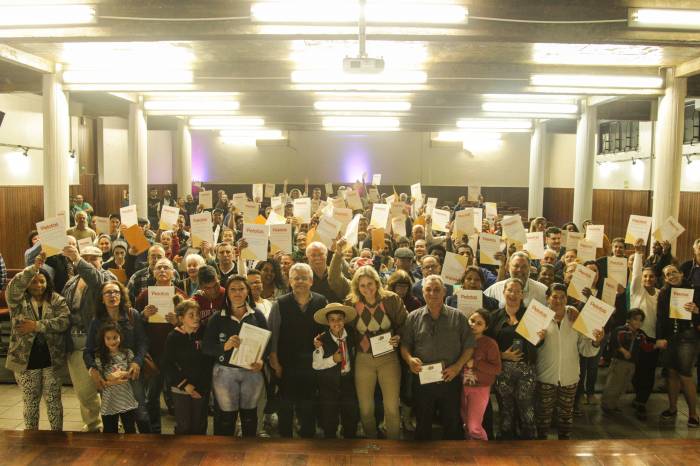 Na cerimônia as famílias receberam a autorização para retirar as escrituras diretamente no Registro de Imóveis