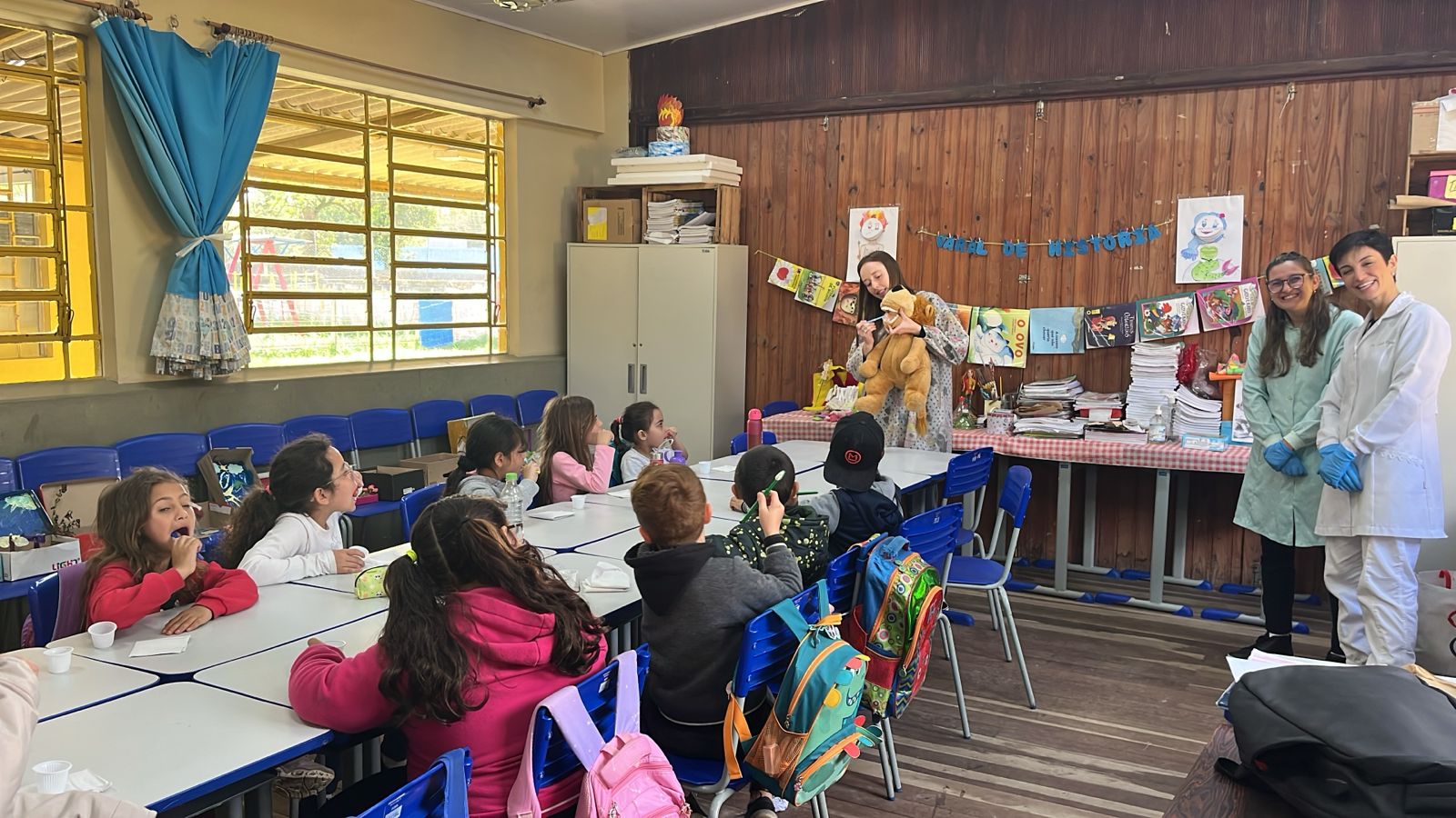 Profissionais visitam unidades educacionais e realizam atividades de educação em saúde, escovação supervisionada e aplicação tópica de flúor