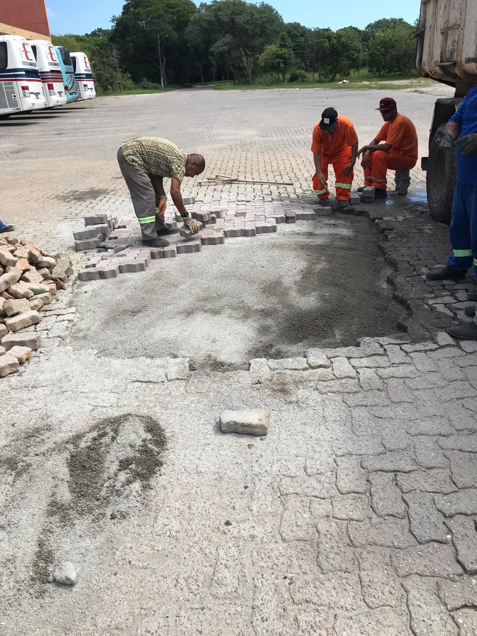 Um quebra-molas antigo, uma rótula, uma esquina de duas avenidas e um box da Rodoviária foram consertados em três dias