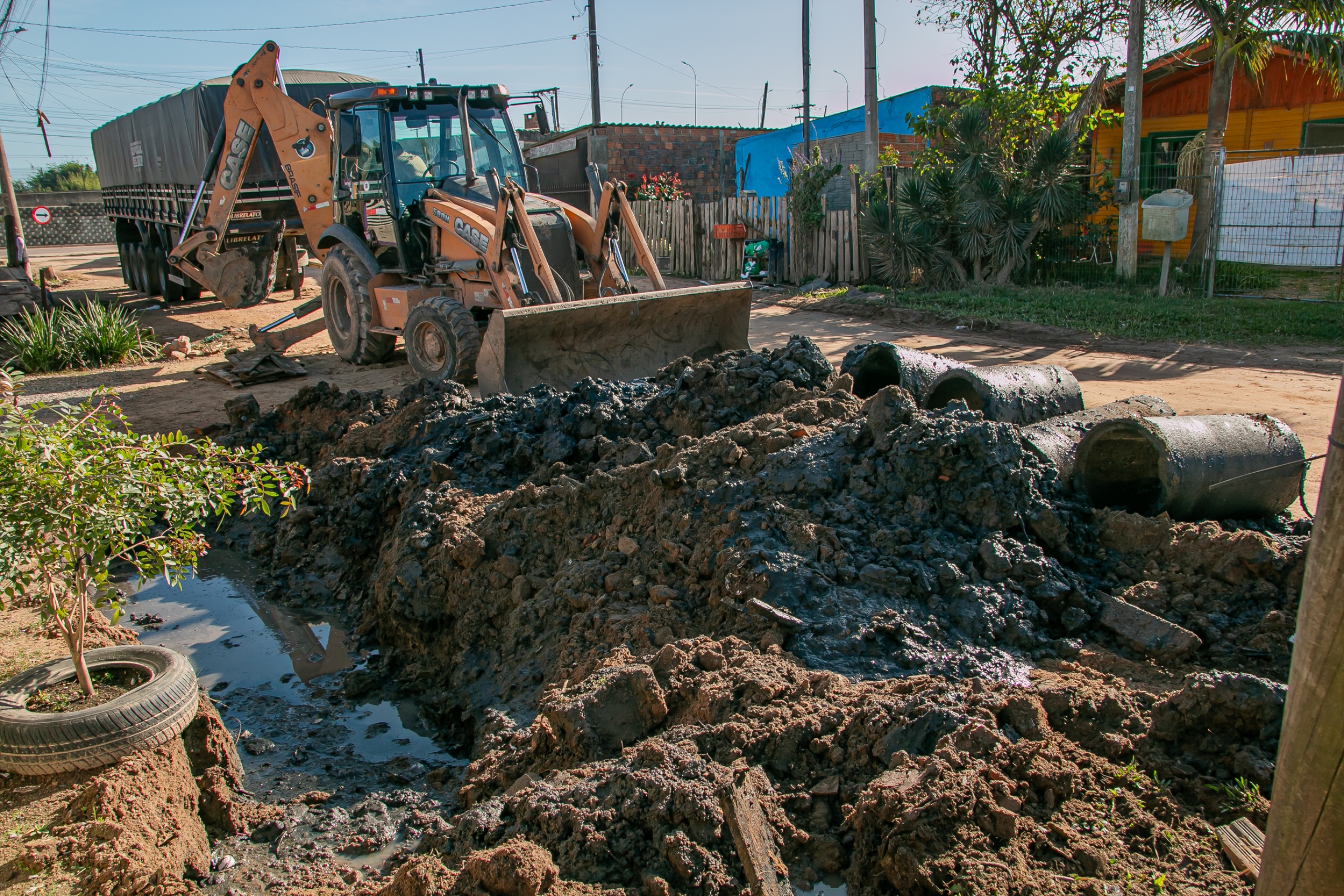 Rede pluvial e cloacal está completamente entupida, provocando alagamentos e mau cheiro. Drenagem teve início segunda-feira (19) por equipe da Ssui