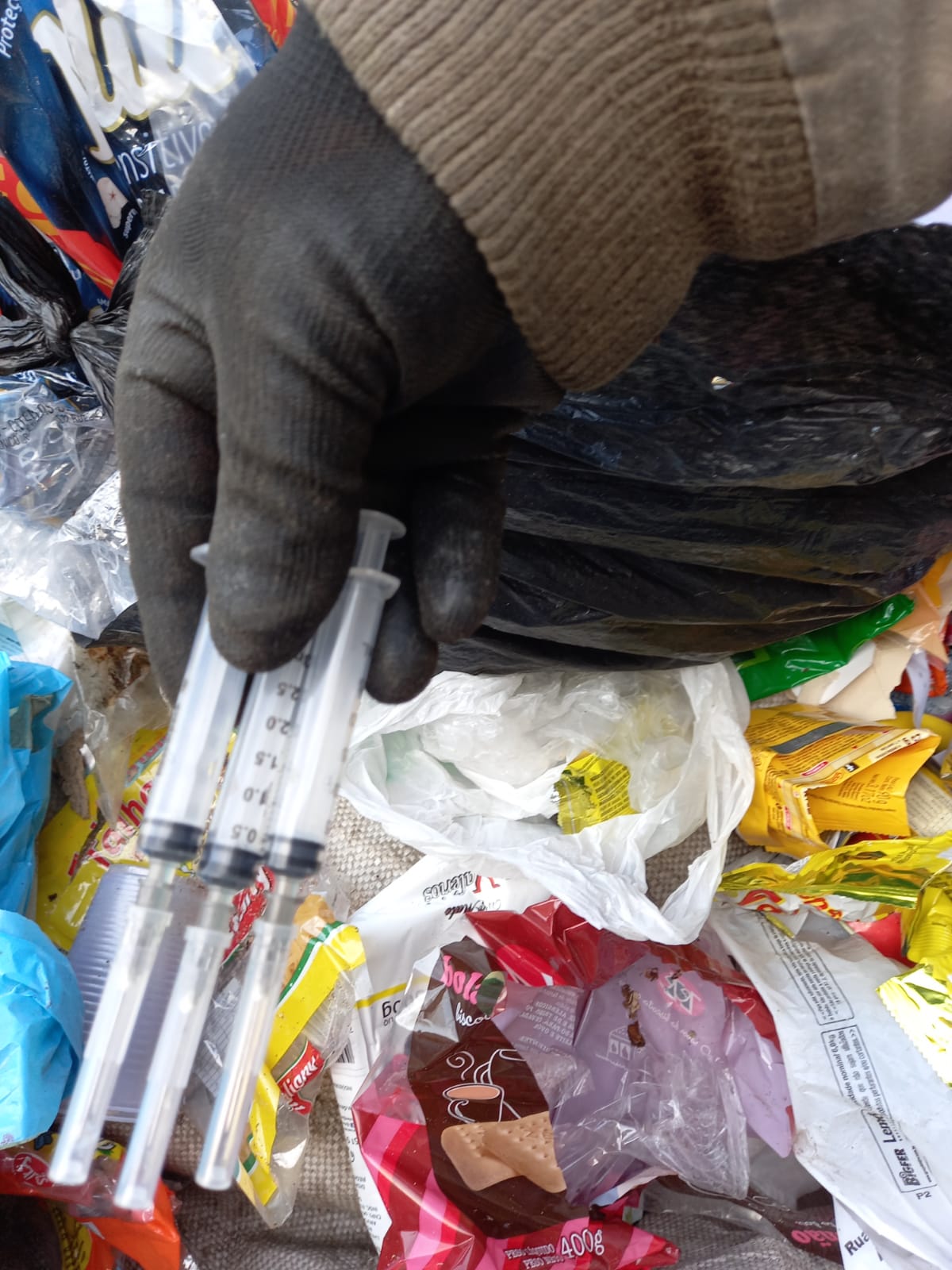 Materiais separados indevidamente colocam em risco a saúde dos profissionais, além de prejudicar todo o processo de reciclagem