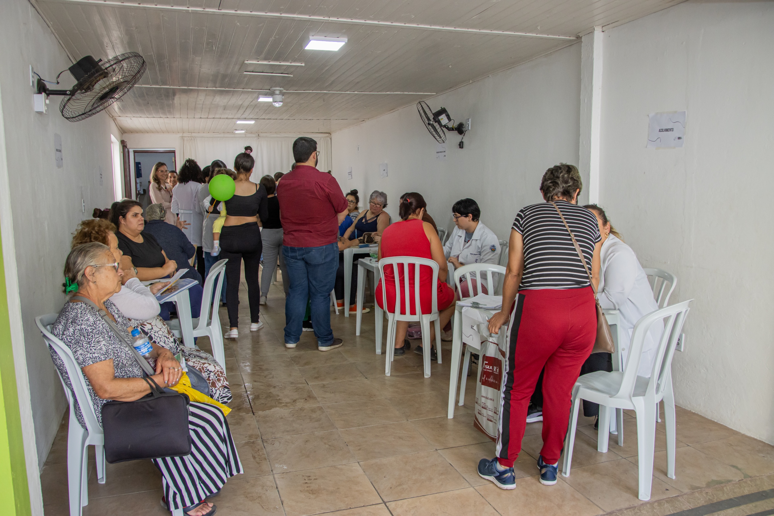 Comunidade da Guabiroba aproveitou os serviços oferecidos pelo programa da Prefeitura