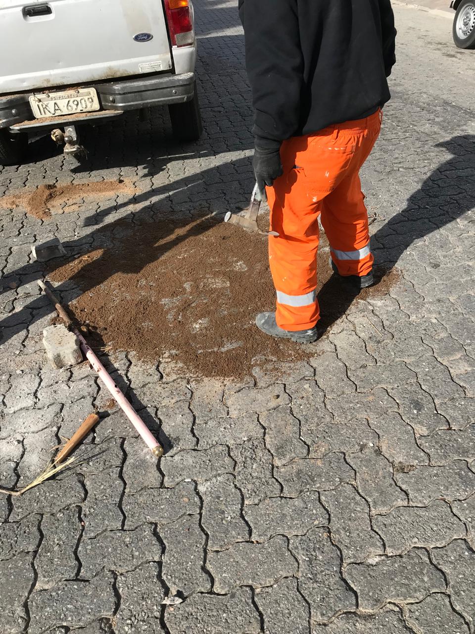 Nesta segunda-feira, equipes trabalharam em dois trechos da avenida de pedras do tipo Unistein