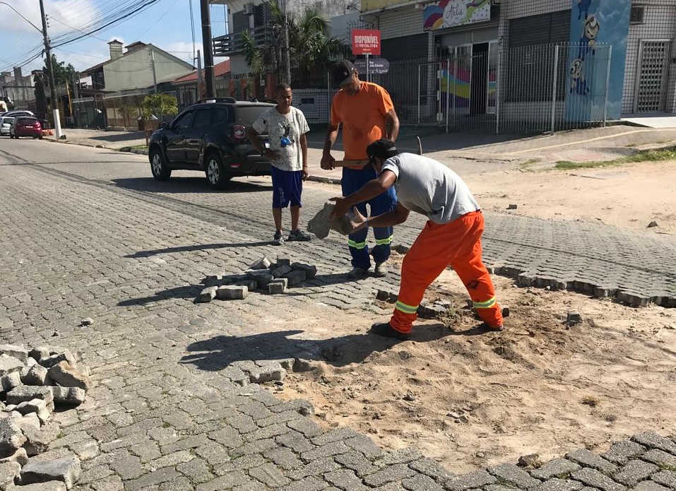 Servidores da Secretaria de Obras e Pavimentação passaram a manhã consertando trecho desta importante avenida de Pelotas