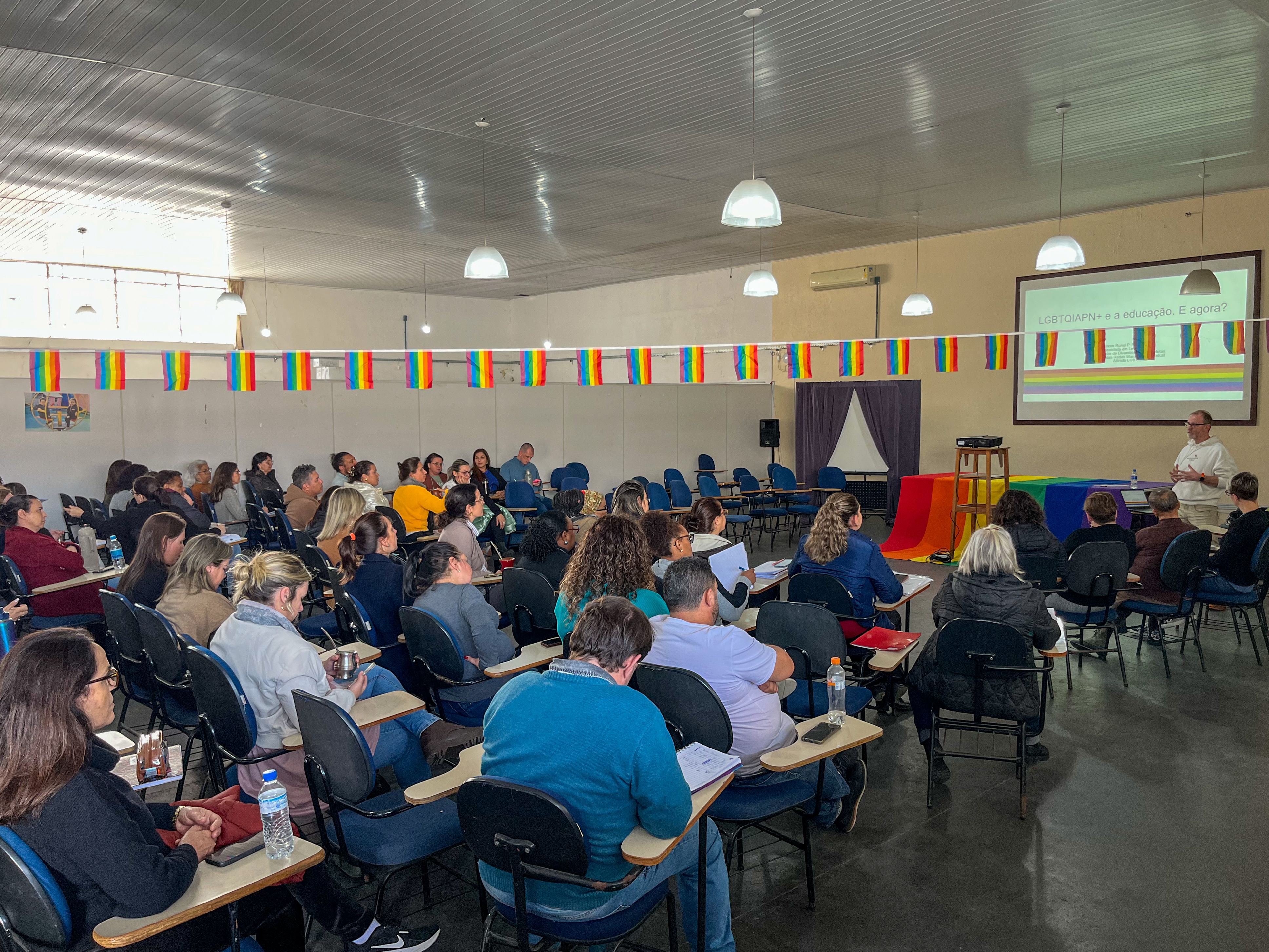 Atividade ocorreu em alusão ao Dia Internacional contra a LGBTfobia e deu orientações de termos e letramento aos trabalhadores e trabalhadoras da Secretaria