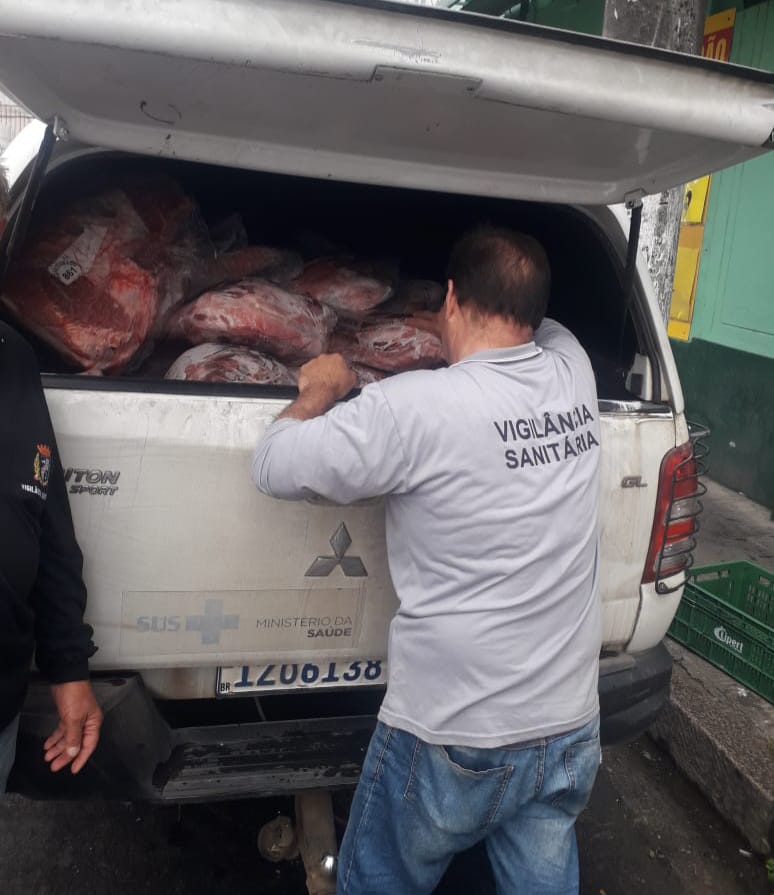 Ação em conjunto da Vigilância Sanitária com Brigada Militar, na manhã desta sexta-feira (25), ocorreu em dois estabelecimentos localizados na área central