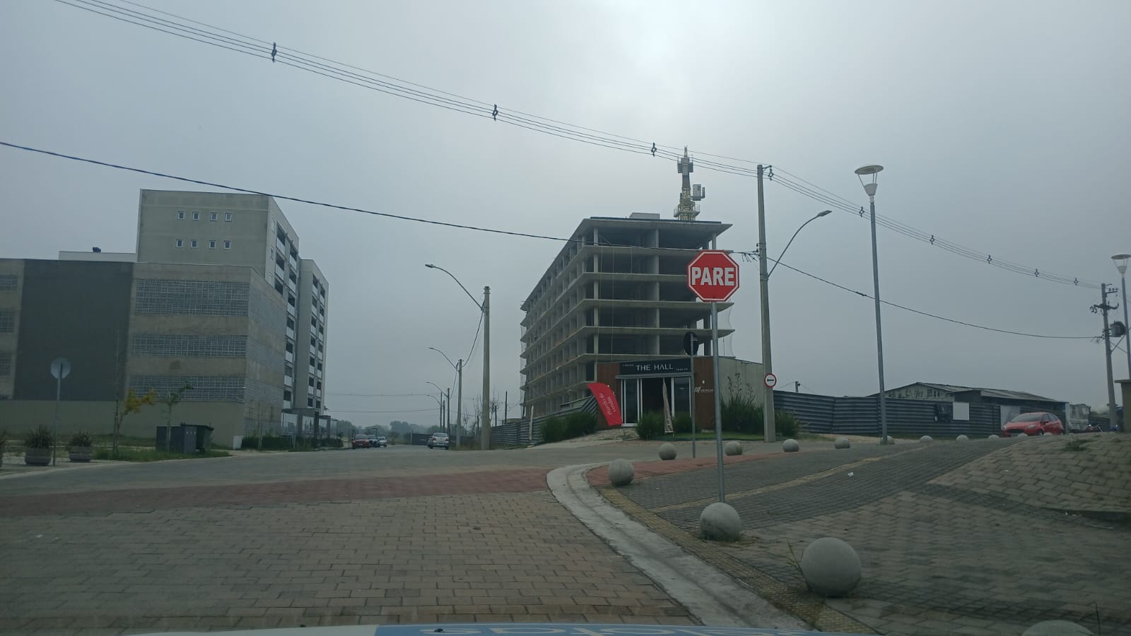 Novas placas de PARE reforçam a proibição de avançar livremente o cruzamento