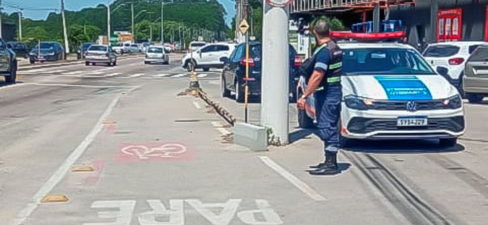 Agentes de Trânsito explicam regras a ciclistas, pedestres e condutores de veículos