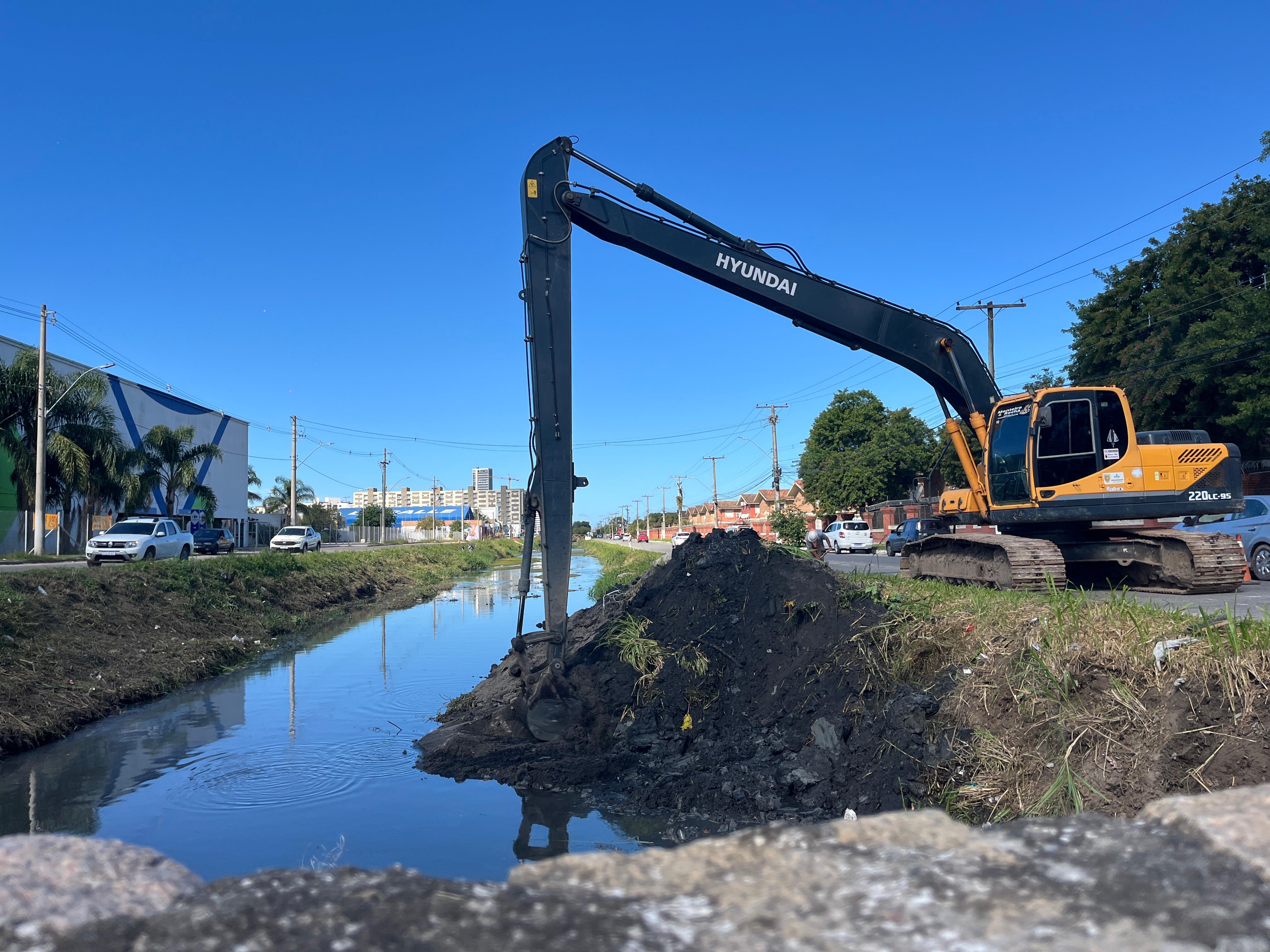 Retirada do lodo e demais sedimentos amplia a capacidade da estrutura pluvial
