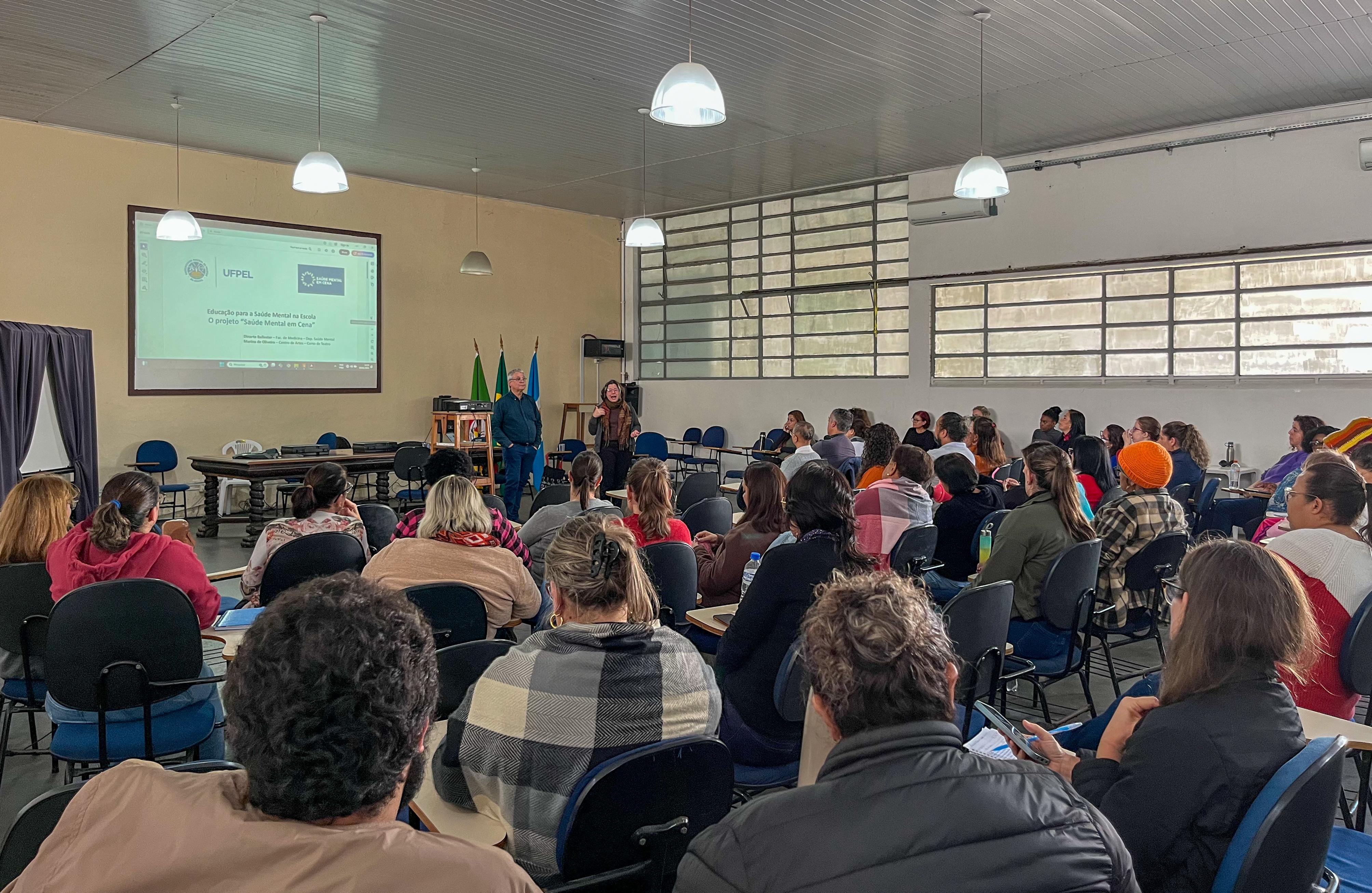 Iniciativa alinha as áreas da Medicina e do Teatro, por meio de jogos teatrais, com estudantes focadas na educação para a saúde mental