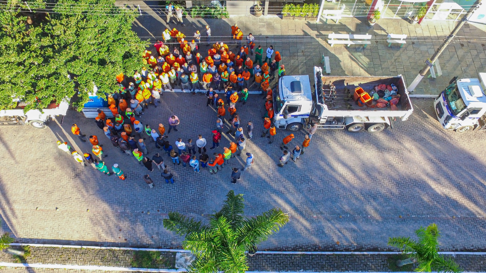 Serviços de limpeza e drenagem reuniram mais de 200 trabalhadores na manhã desta quinta-feira (15), véspera do dia dedicado ao profissional de limpeza