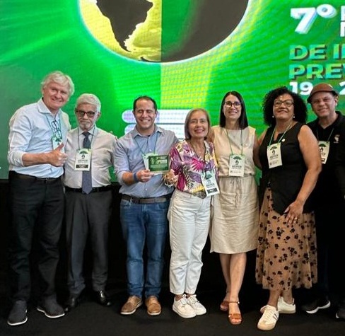 Berenice Nunes recebeu o prêmio do Prevpel pelo 5° lugar no geral e 2° na categoria Top Nacional com o projeto Sampel