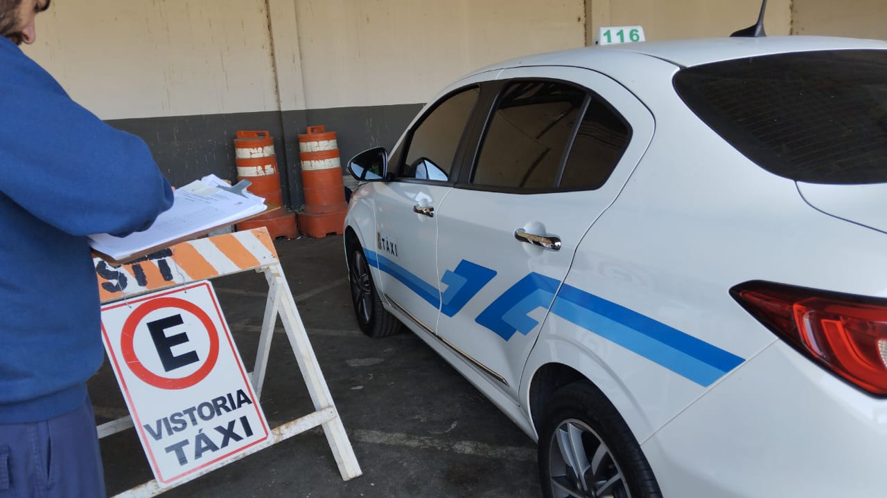 Taxistas titulares ou auxilares cadastrados devem levar o veículo na STT para manter a regularidade