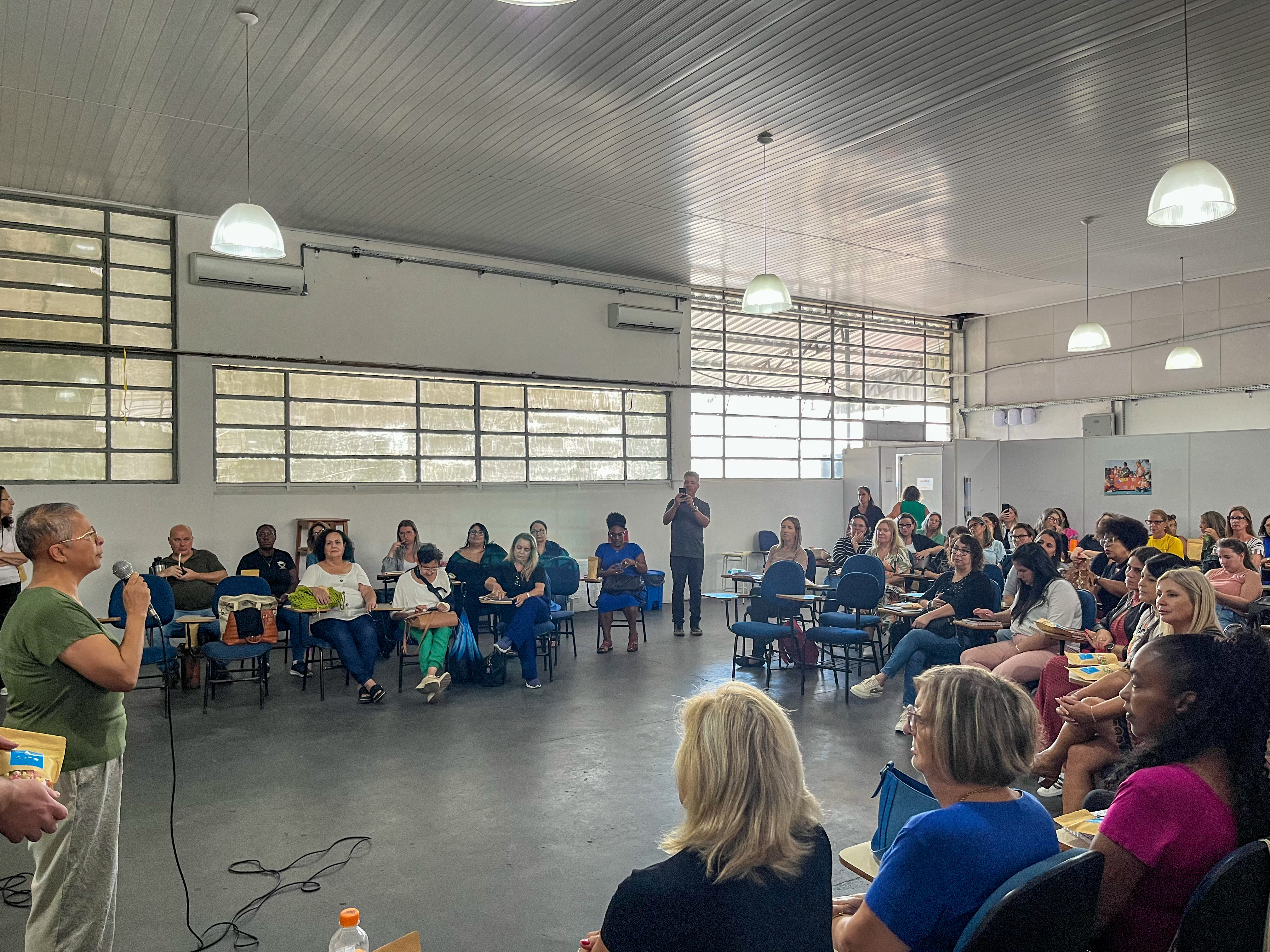 Atual secretária de Educação recebeu cerca de 60 servidoras da categoria para comunicar diretrizes gerais a respeito do seu trabalho na rede pública municipal de ensino