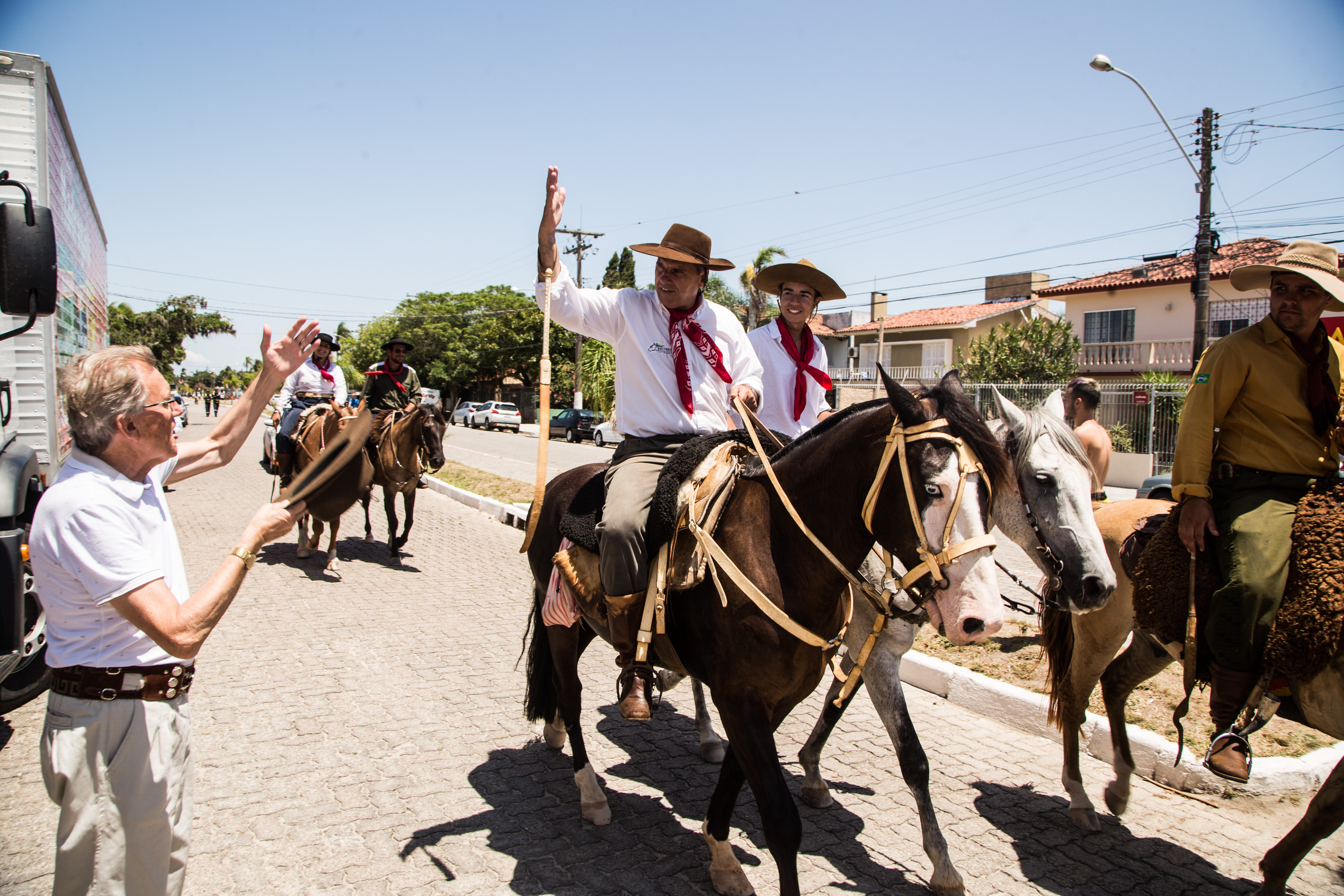 Vice-prefeito Idemar recepcionou os cerca de 80 cavalarianos do Rio Grande do Sul, Santa Catarina, Paraná, Uruguai e Alemanha, na praia do Laranjal, neste domingo