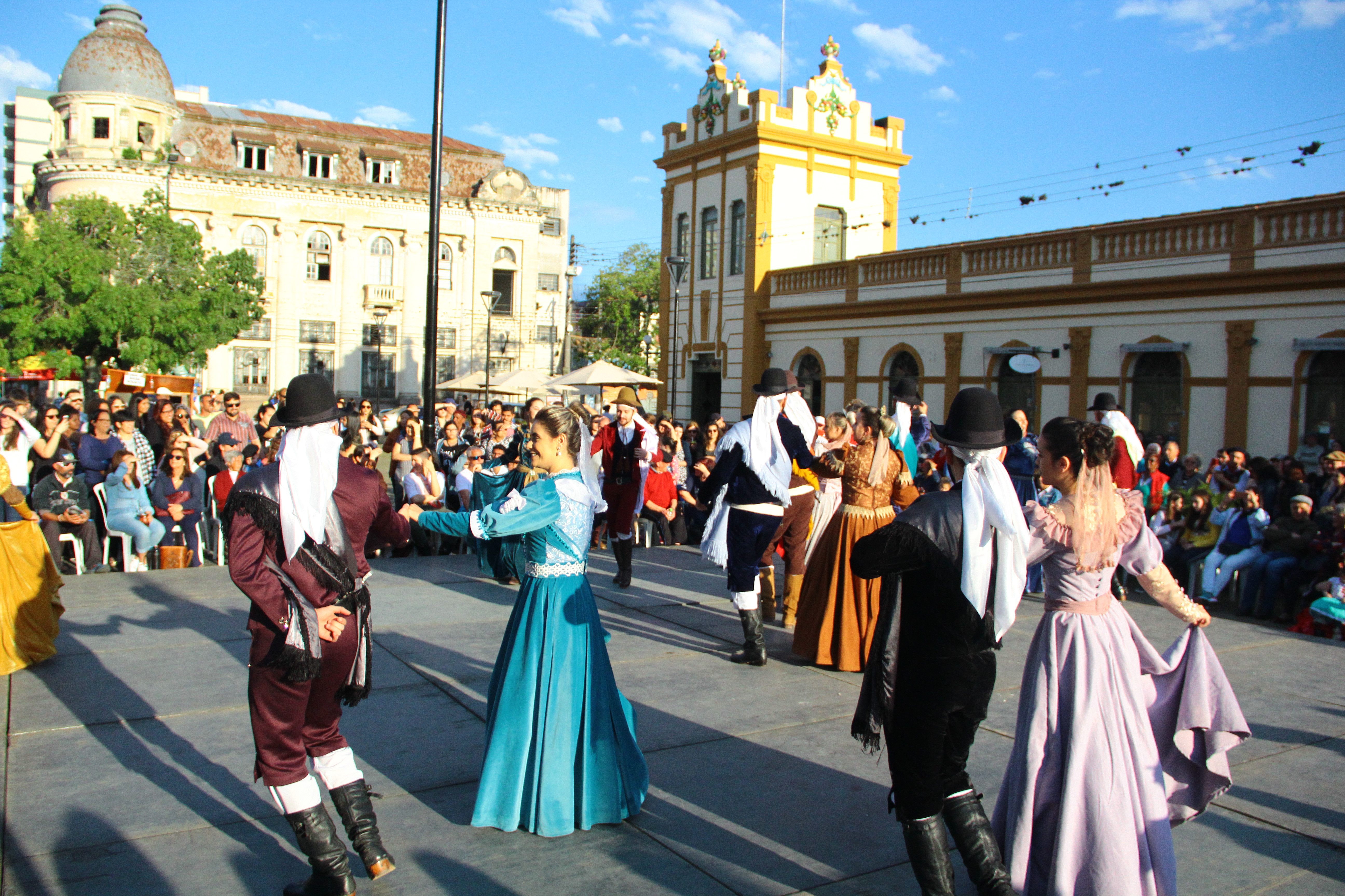 Apresentações de dança, música e anúncio dos vencedores da Gincana da Paz foram realizados no Largo do Mercado no feriado