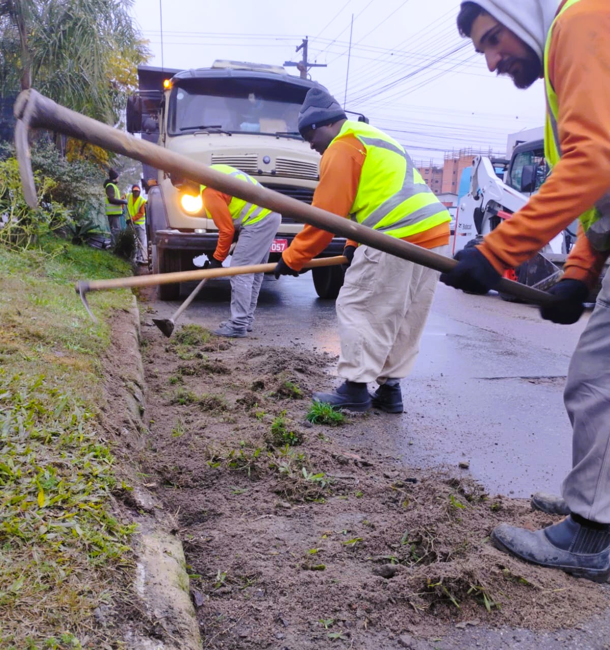 Prefeitura promove mutirão de limpeza, recolhimento de entulhos e de drenagem a partir da Cohab Lindóia