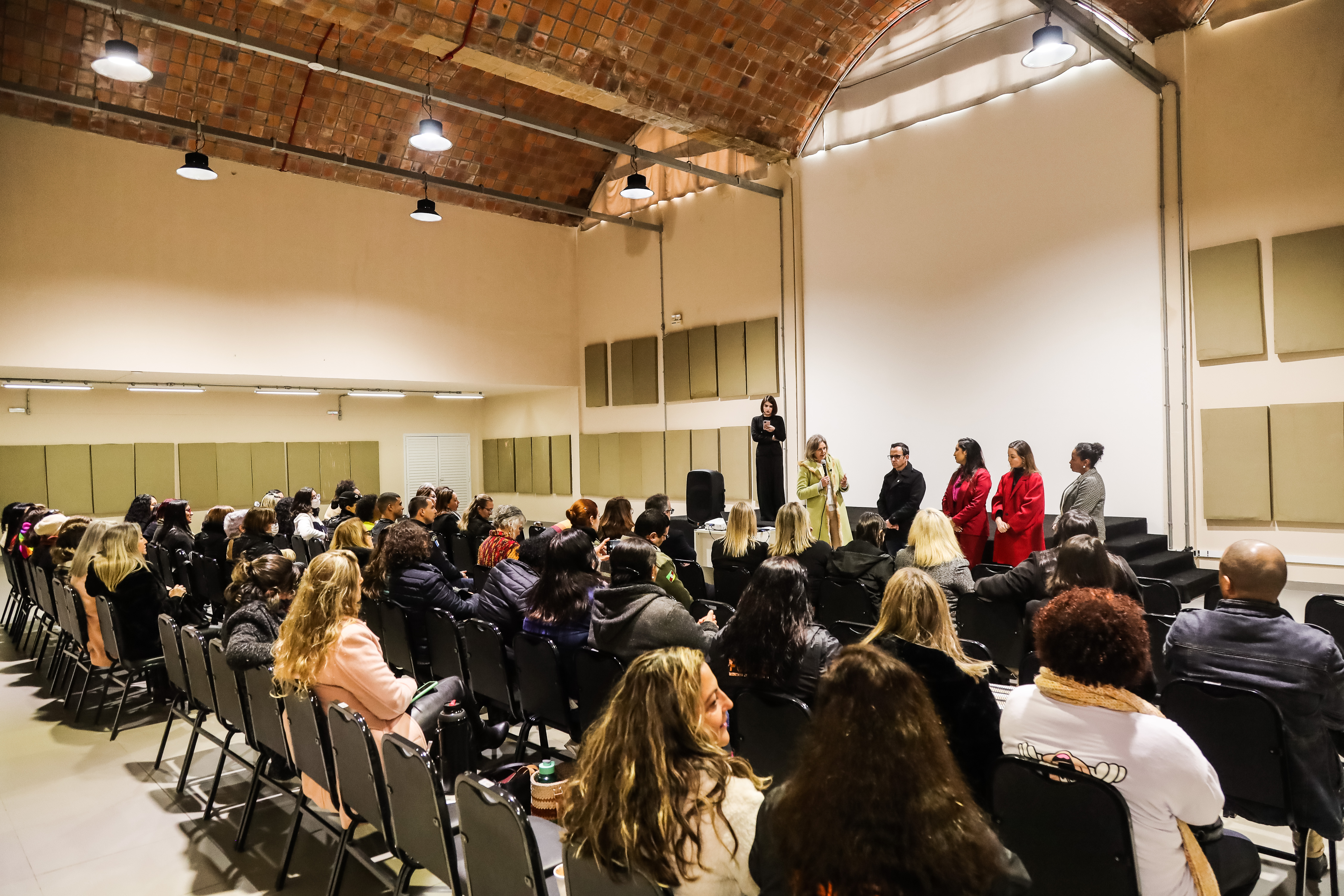 Workshop sobre os 16 anos da Lei Maria da Penha e seus desdobramentos, promovido pelo Município, marcou a abertura do mês da campanha nacional de conscientização pelo fim da violência contra a mulher