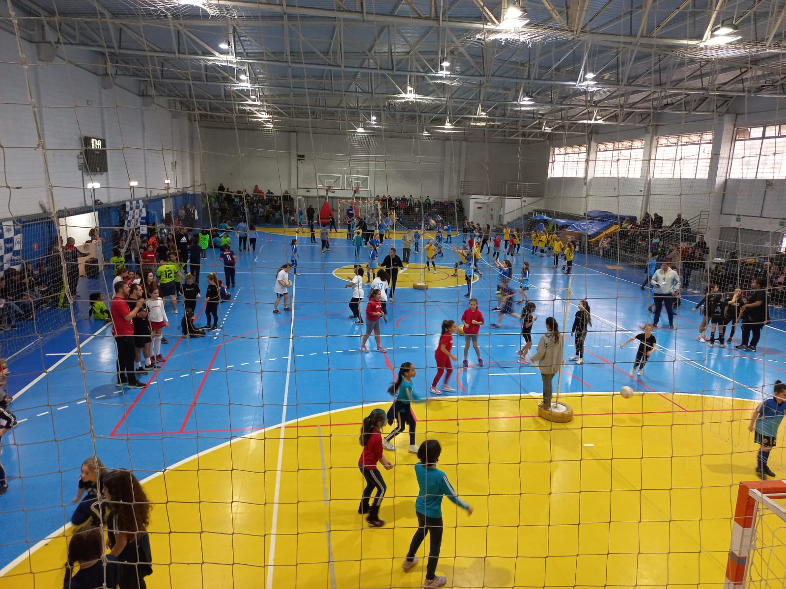 Atividade organizada pela Prefeitura teve como objetivo despertar o interesse da criançada pelo esporte
