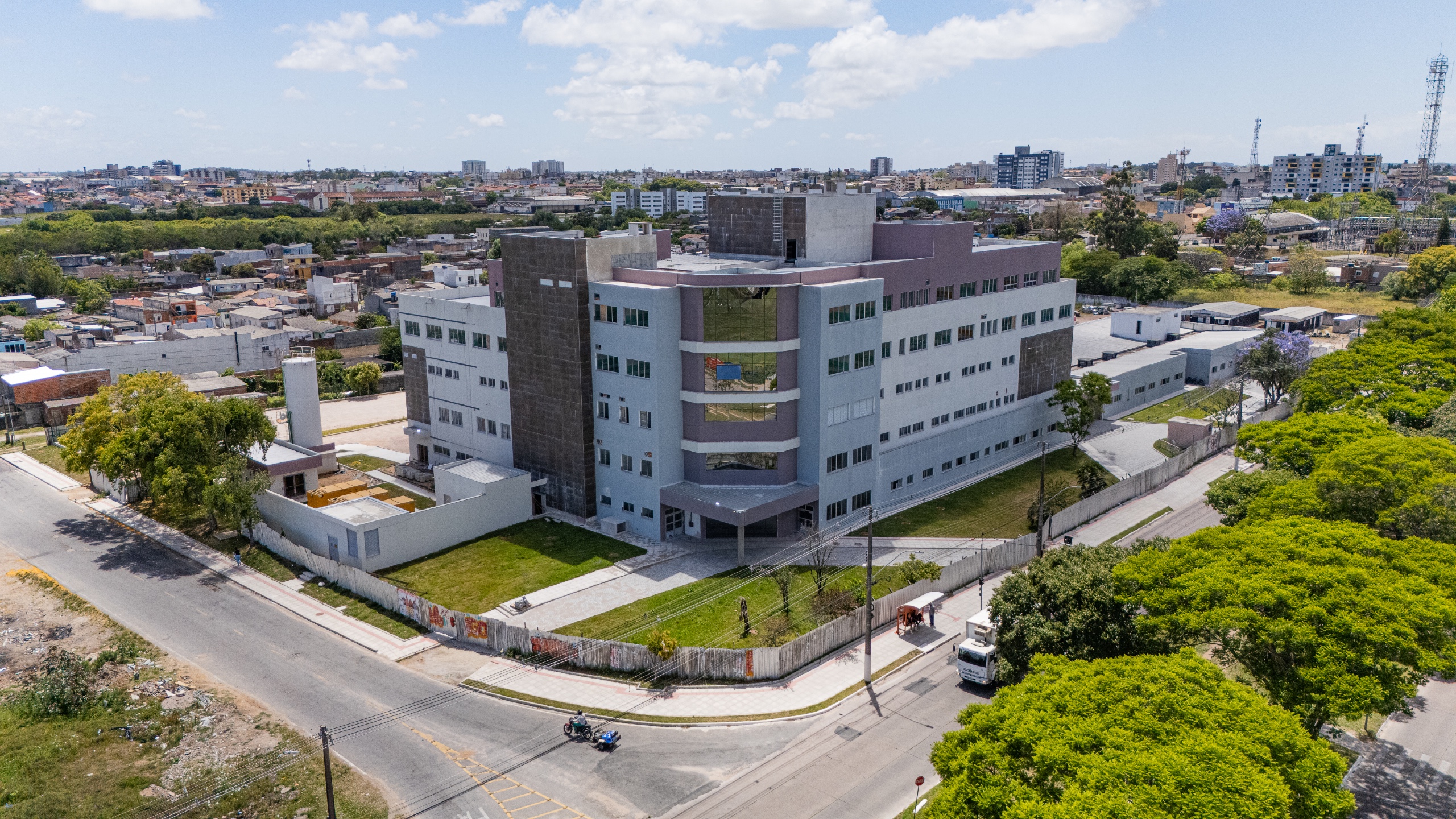 Prédio é considerado praticamente pronto, faltando instalações complementares e arremates finais para conclusão