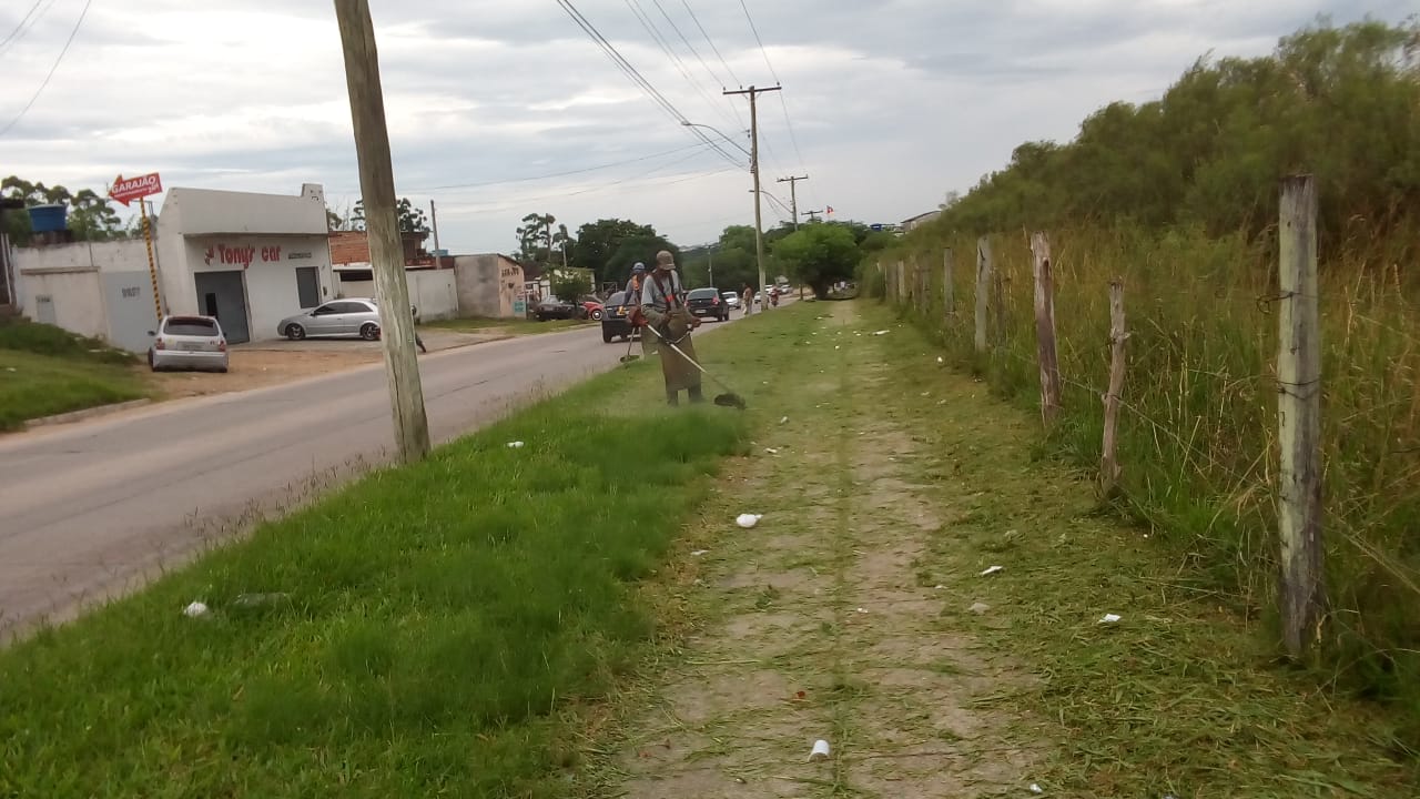 Equipe também atua com roçado em vias do Fragata e Navegantes