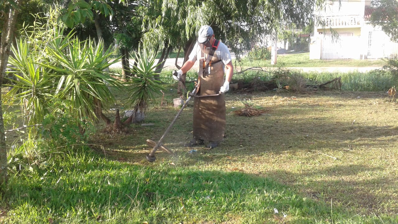 Conjunto de trabalhos inclui patrolamento, drenagem, roçado, raspagem de meio-fio e revitalização de praças
