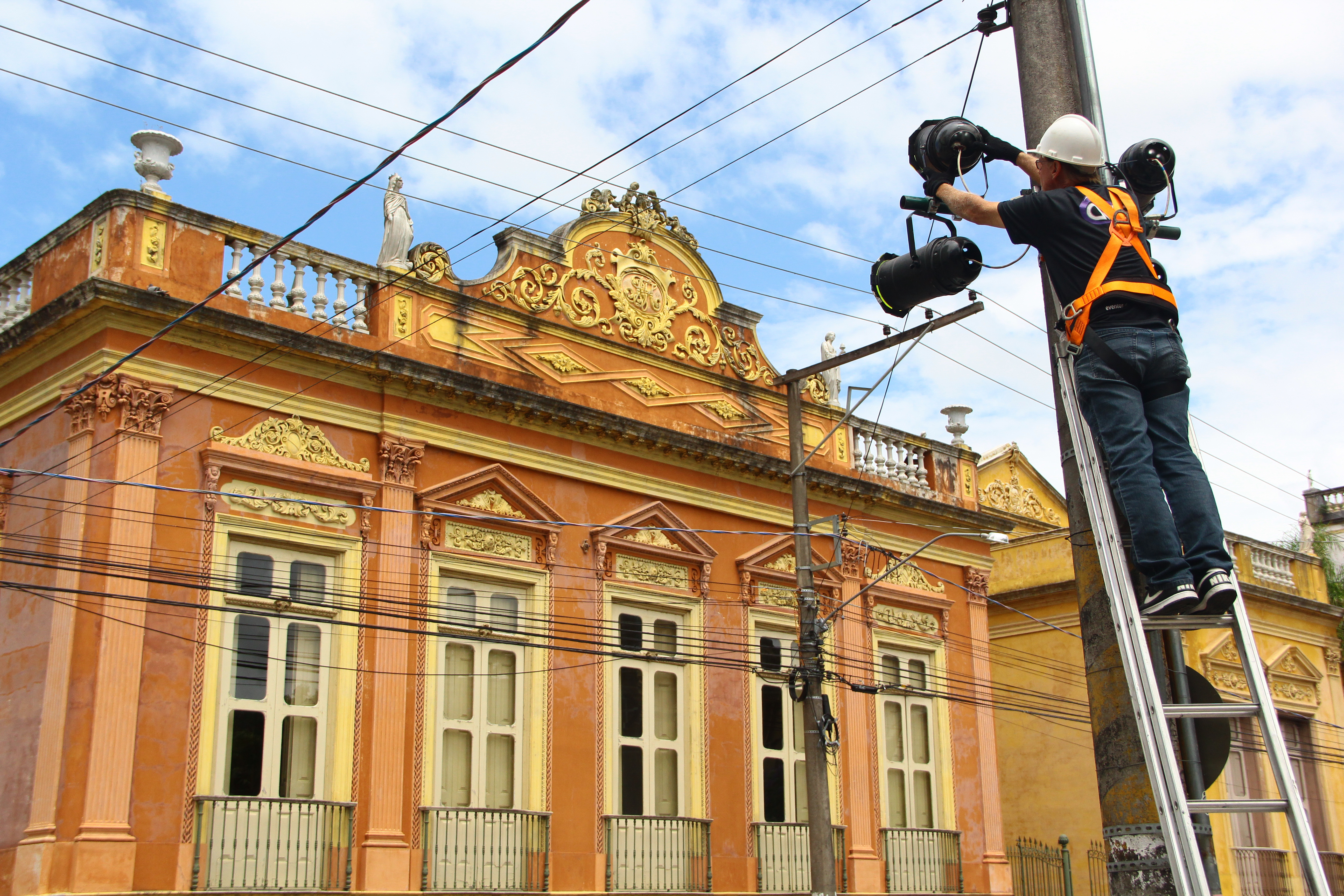 Montagem dos atrativos, que encantam pelotenses e turistas todo o fim de ano, começou nesta terça
