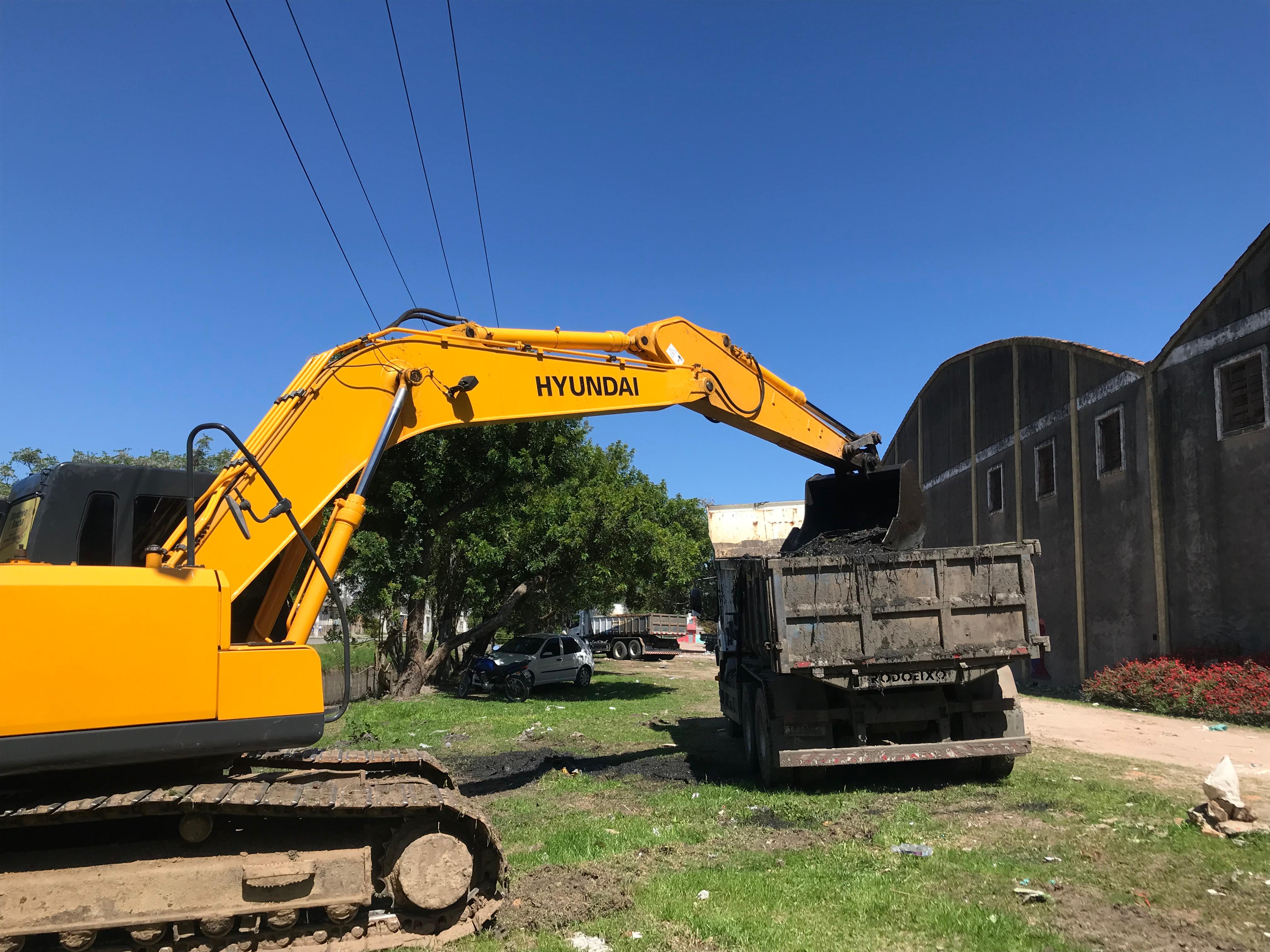 Sanep realiza a desobstrução de estrutura essencial para a prevenção de alagamentos