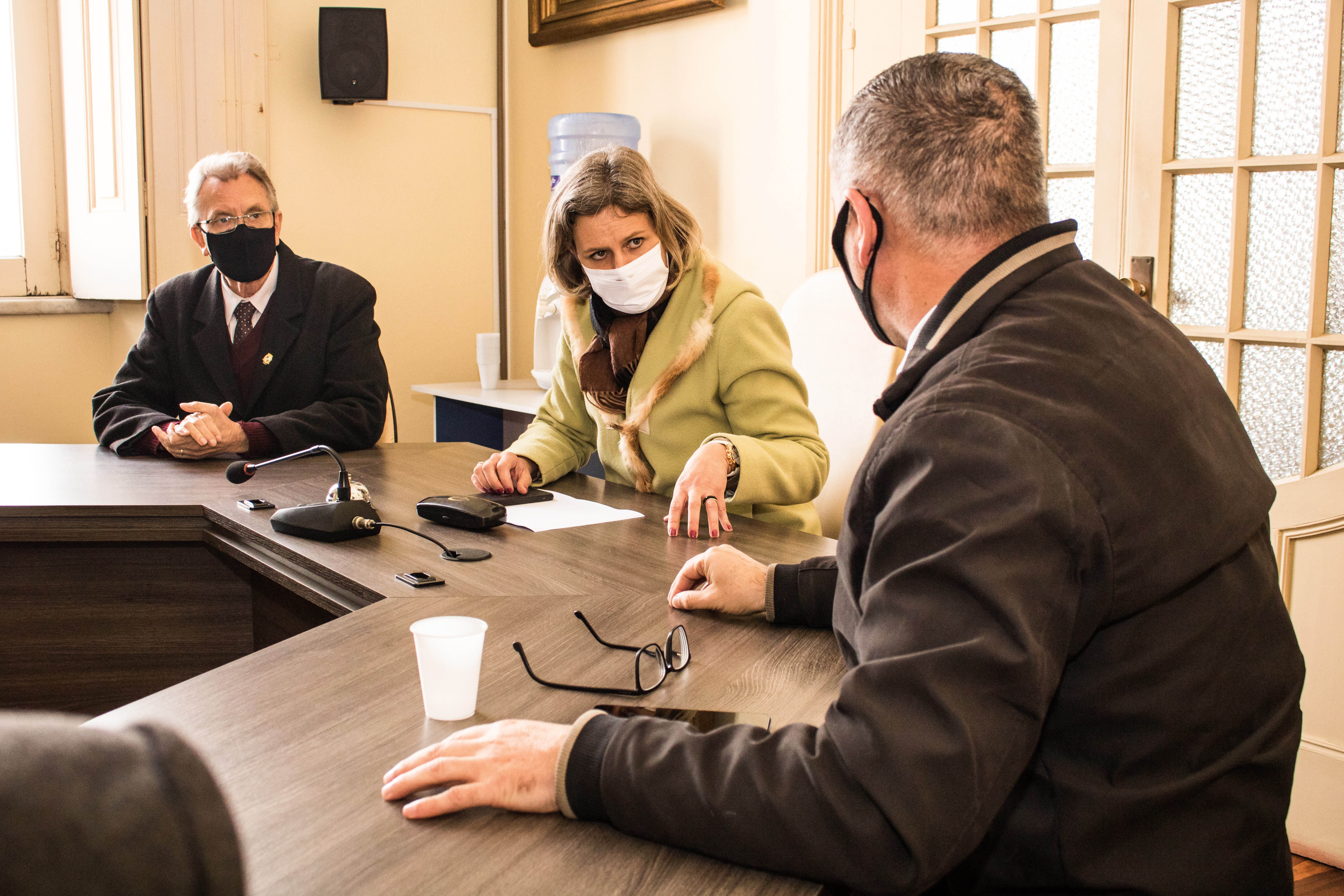 Durante encontro, a chefe do Executivo também recebeu o relatório final da Comissão de Direitos e Prerrogativas da Câmara Municipal