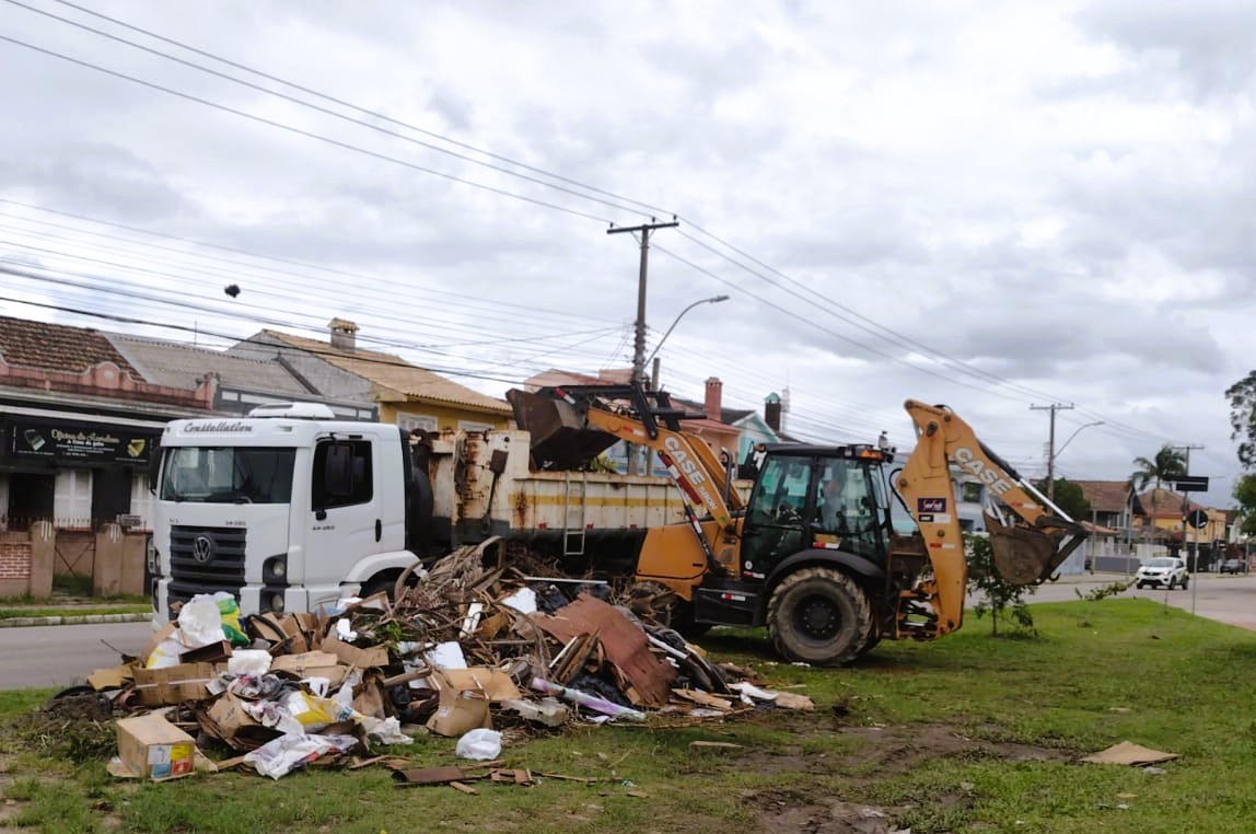 Equipe da Ssui se deparou com o equivalente a duas cargas de entulhos em um canteiro na avenida. Local tinha passado por serviço de roçado recentemente