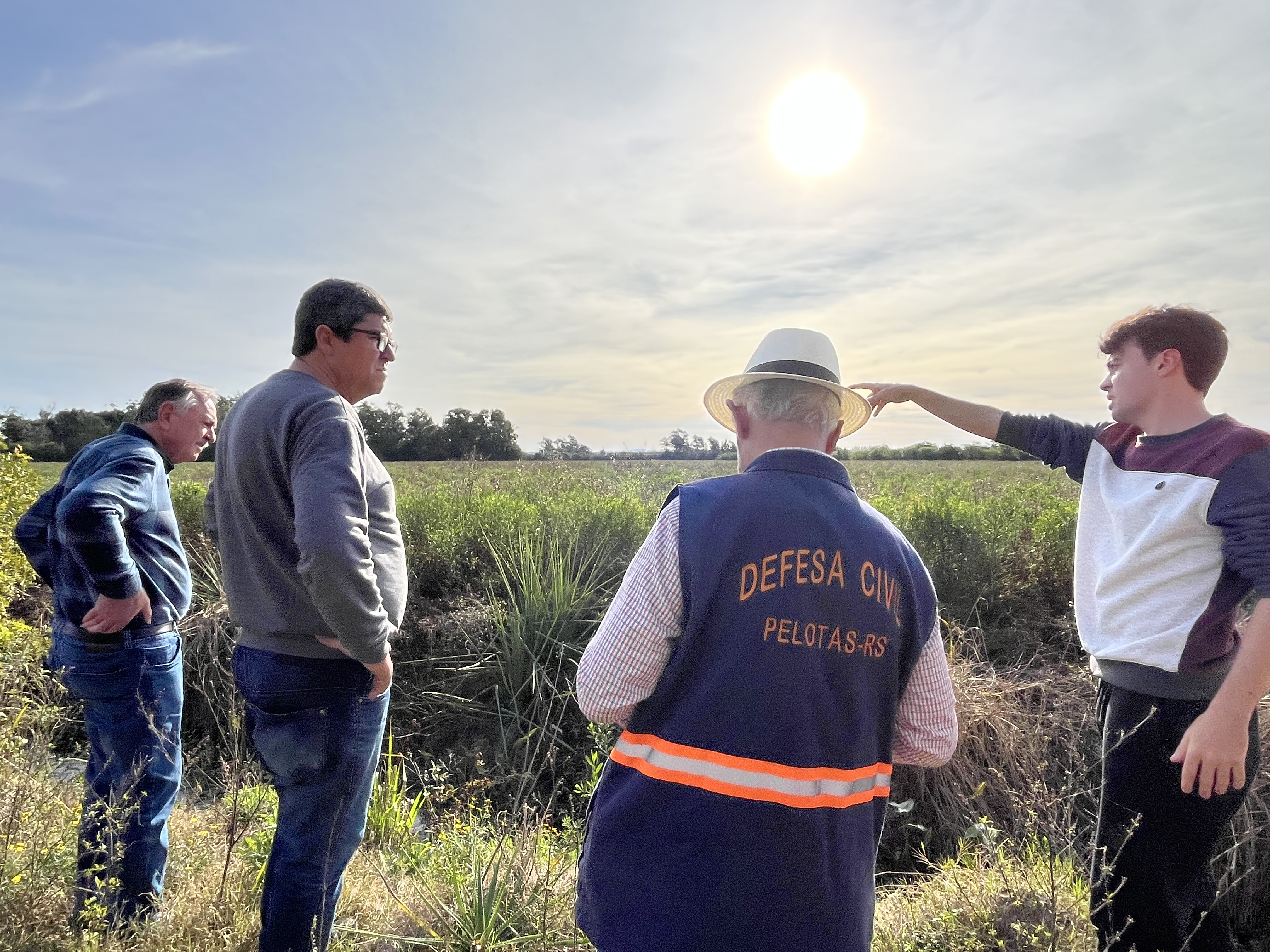 Secretarias e Sanep realizaram vistoria técnica, acompanhados por empreendedores e moradores da região, em pontos de acúmulo de água na avenida Fernando Osório