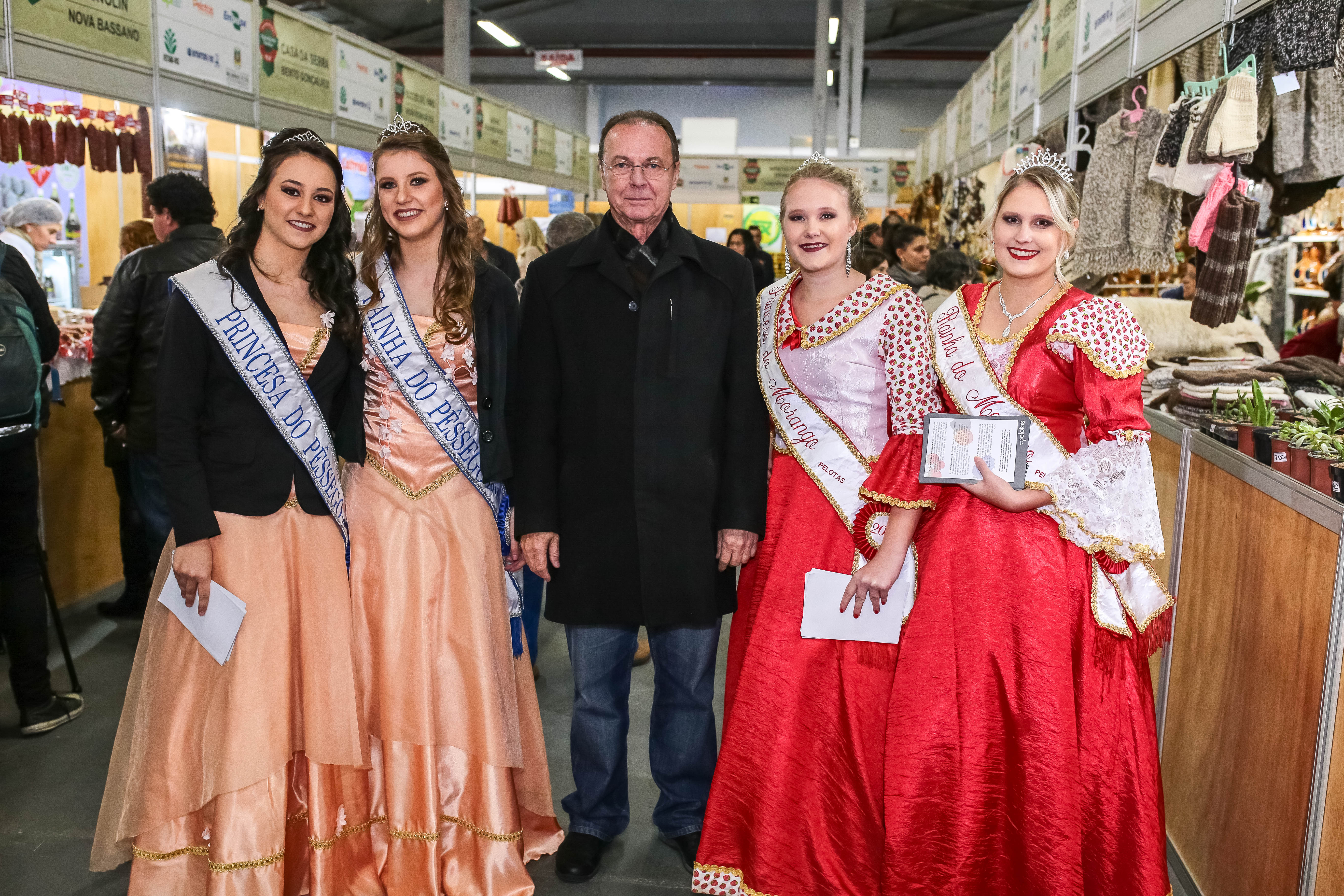 Rainhas e princesas do pêssego e do morango visitam estandes e promovem eventos da zona rural de Pelotas