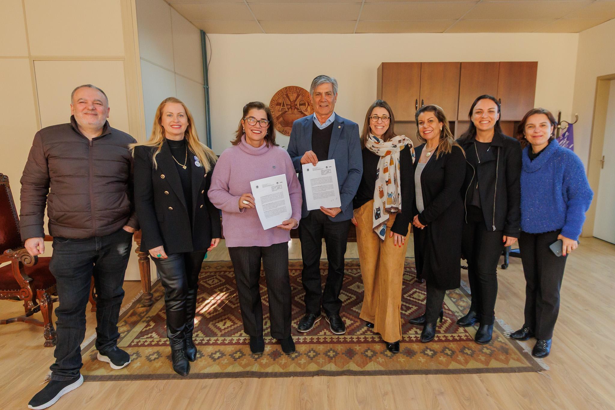 Termo assinado pelo prefeito tem o objetivo de capacitar servidores municipais em uma ação no âmbito da extensão universitária da instituição de ensino