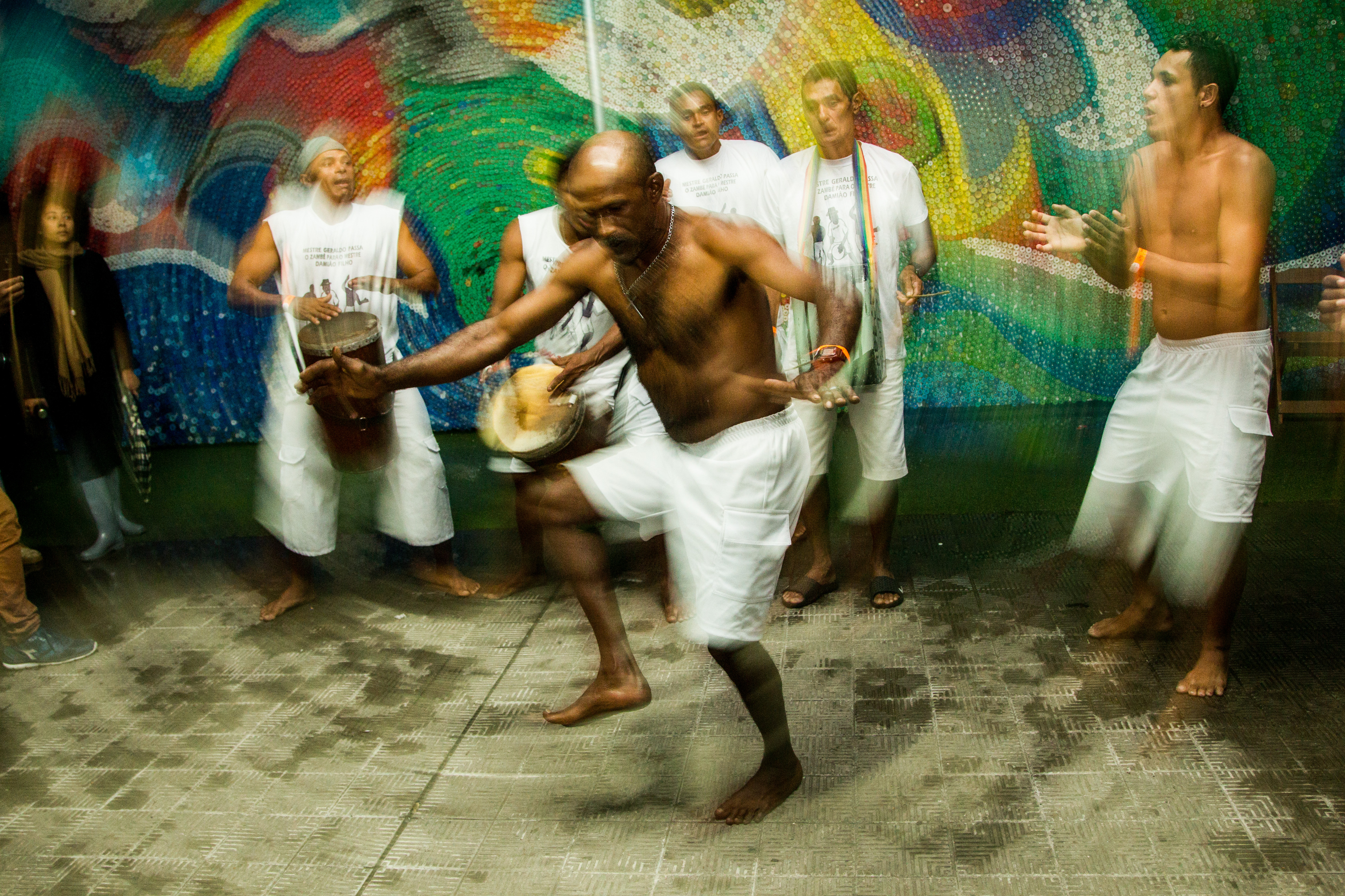 Tambores, cânticos e danças, embalaram o público que, mesmo com a intensa chuva, prestigiou a apresentação