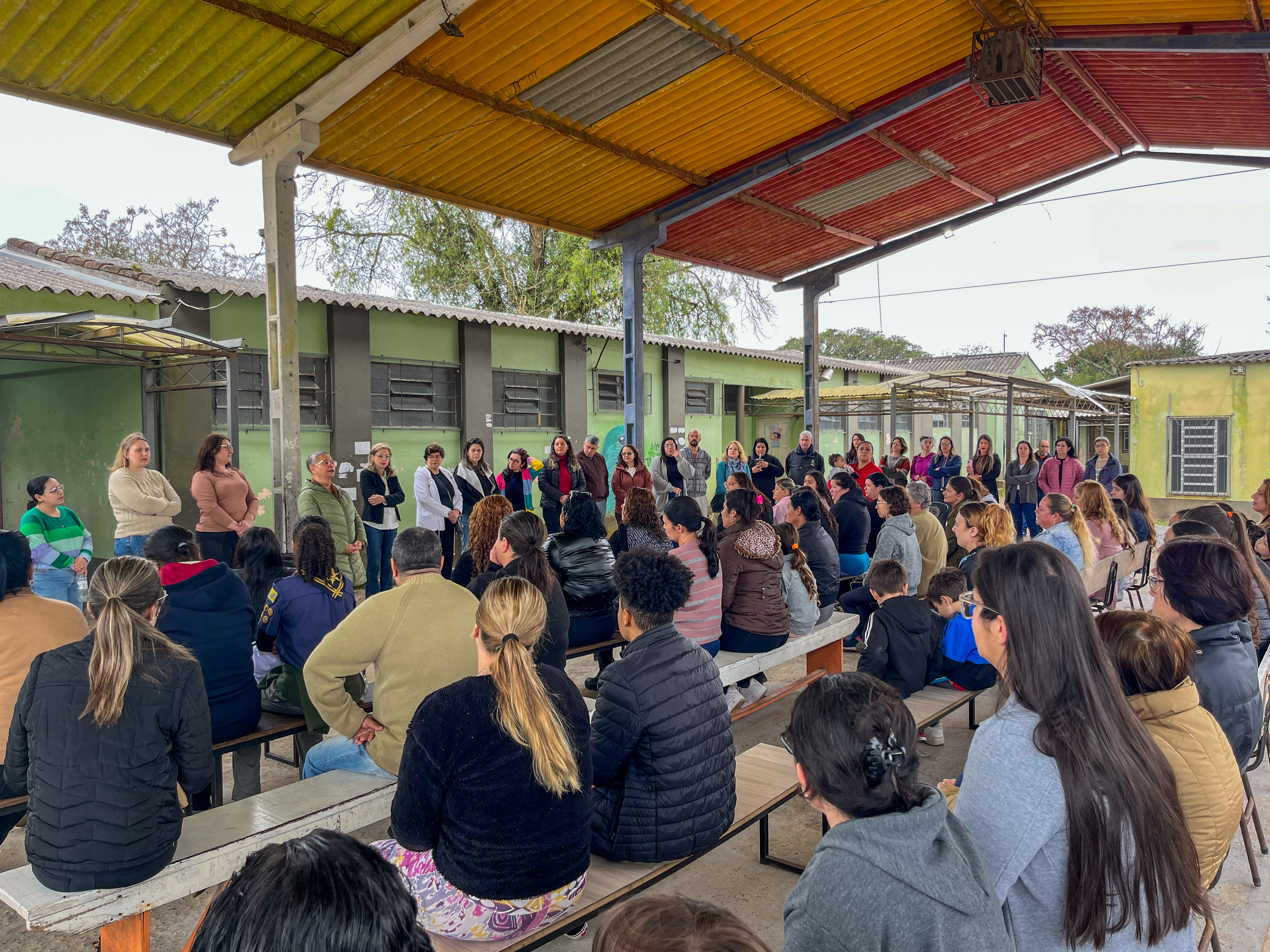 Junto de sua equipe técnica, a titular da pasta ouviu as demandas da comunidade e falou sobre a afastamento da equipe diretiva da escola na última quarta-feira (27)