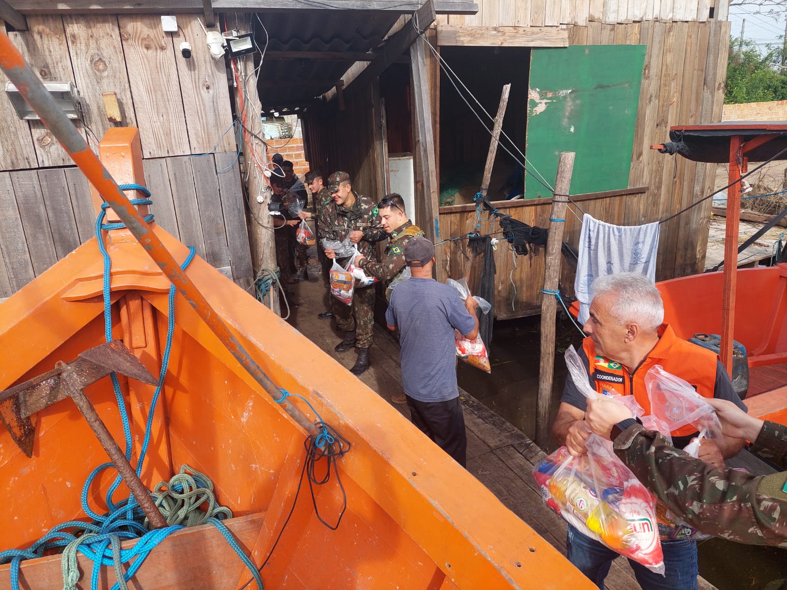 Cerca de 40 famílias retornaram às suas moradias nesta quinta-feira. Mutirão conta com apoio do Exército