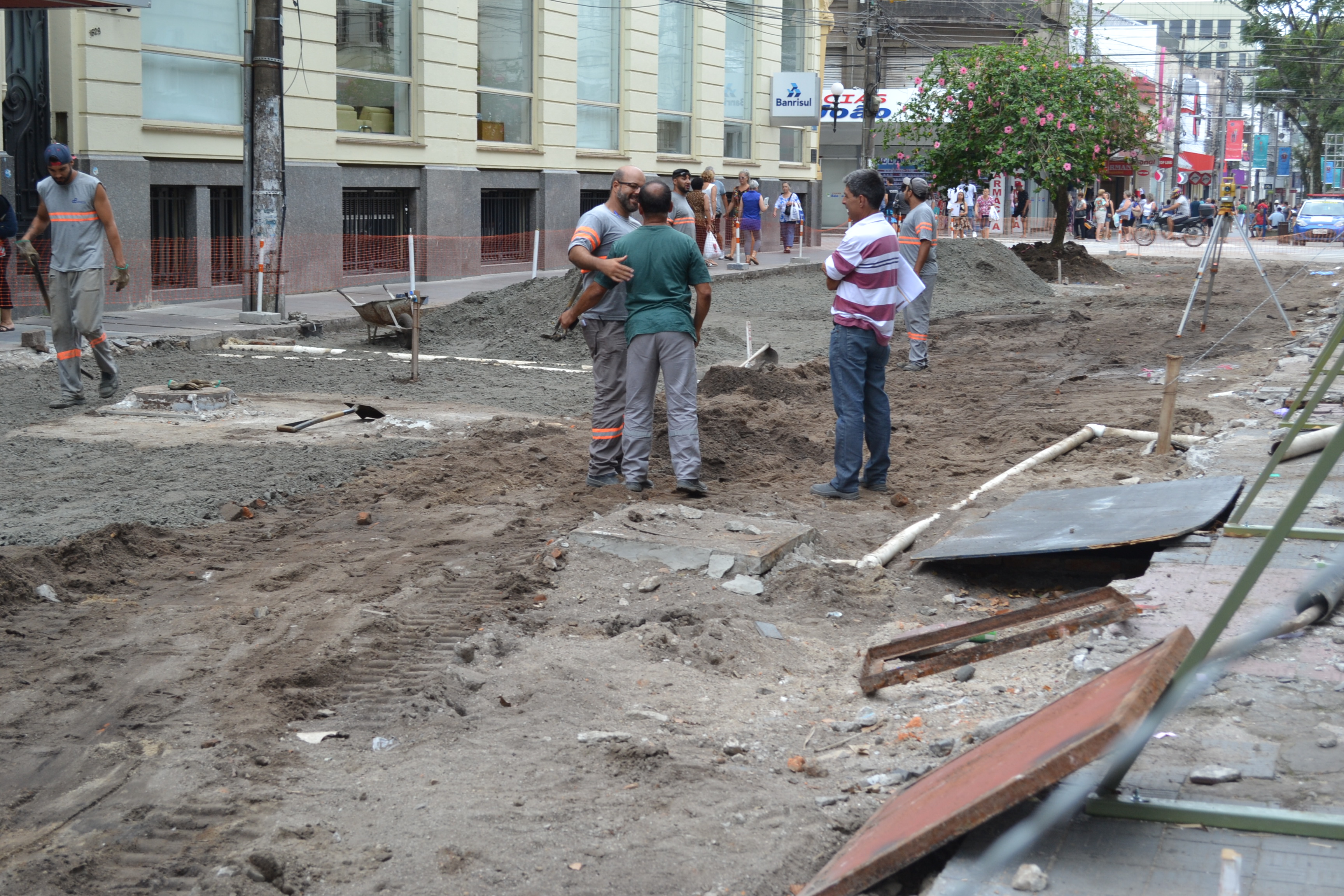 Pista para trânsito lento, entre Marechal Floriano e Lobo da Costa, será pavimentada com paralelepípedos