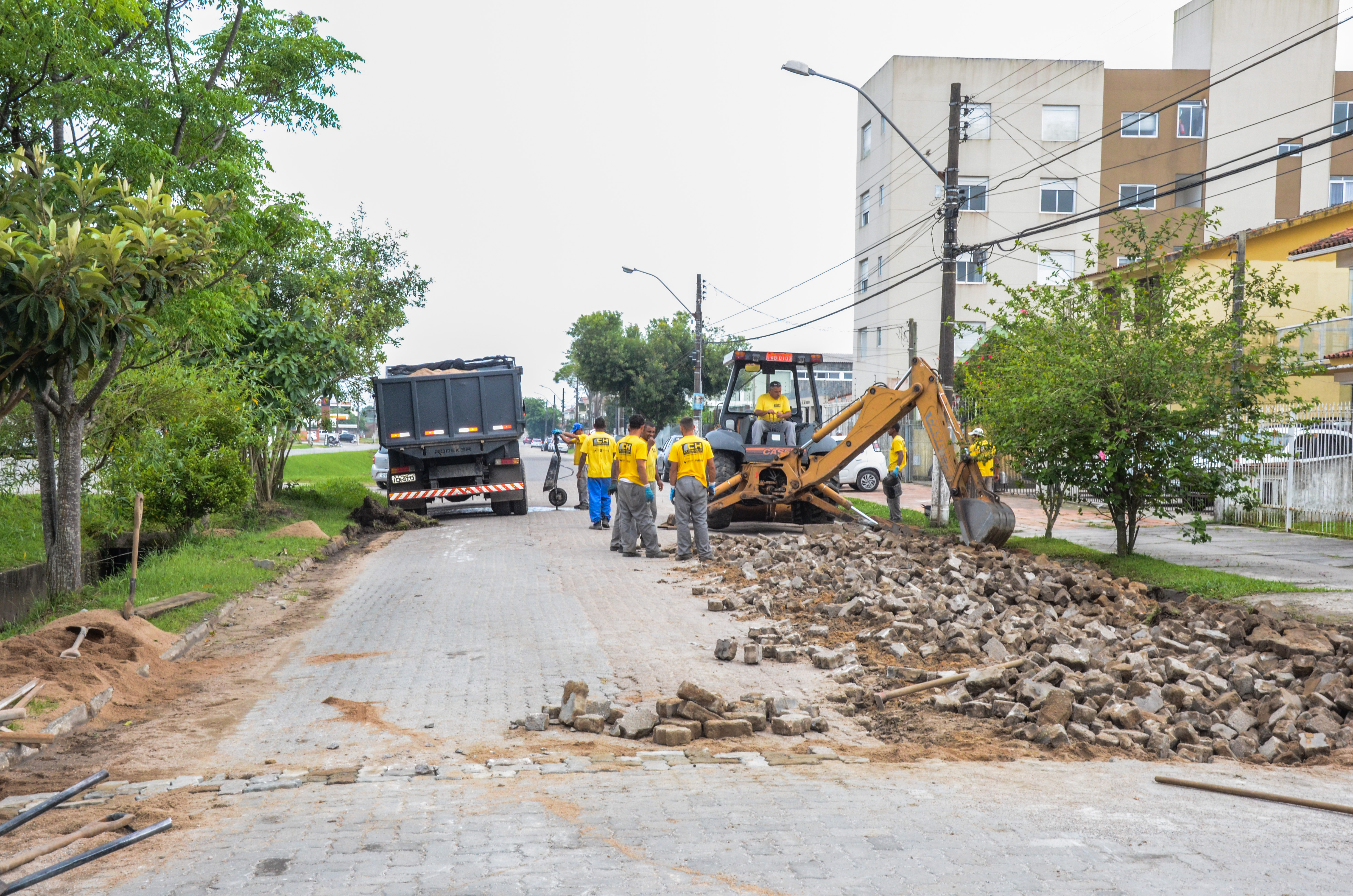 Na rua Clio Fiori Druck, o trabalho é de recapeamento em asfalto.
