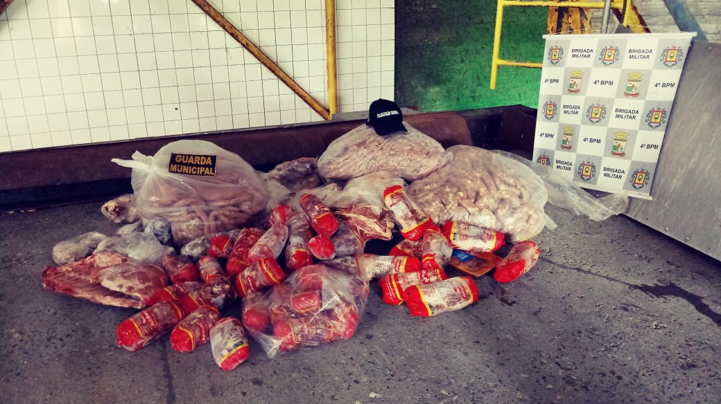Equipe formada pela Visa, Bombeiros e BM também autuou veículos sem alvará em dia para transporte de alimentos e estabelecimentos por infrações sanitárias graves
