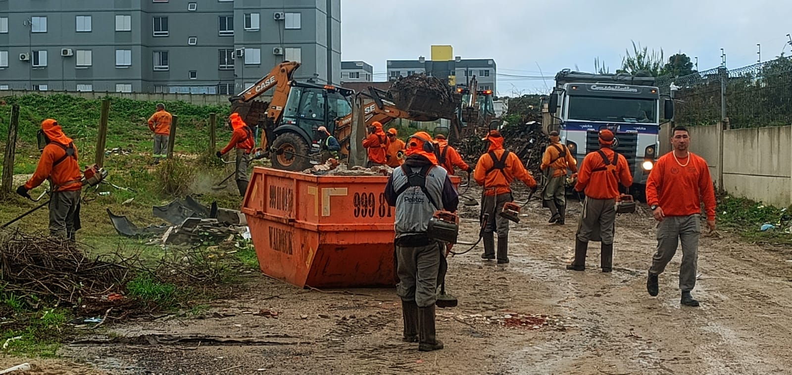 Rua General Portinho, que tem sido utilizada para descarte irregular de lixo, ganha a partir desta quarta-feira (3) frente de trabalho de limpeza, além de melhorias como traçado, meio-fio e pavimentação