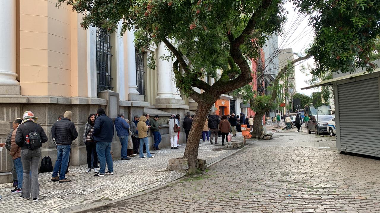 Nesta quarta-feira, esgotaram os ingressos gratuitos para apresentações até o dia 17/7. Solução tradicional deve preencher desistências de última hora