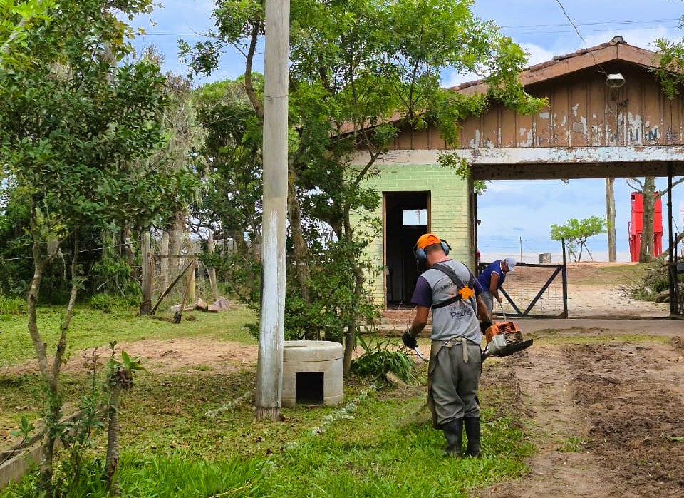 Secretaria de Serviços Urbanos e Infraestrutura (Ssui) faz serviços de roçado, recolhimento de galharia e instala brinquedos visando a reabertura do espaço