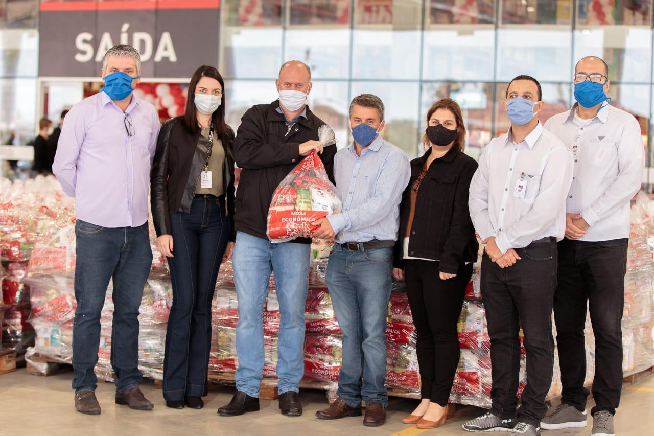 Kits de alimentos, entregues pela Stok Center, serão destinados a famílias em situação de vulnerabilidade socioeconômica