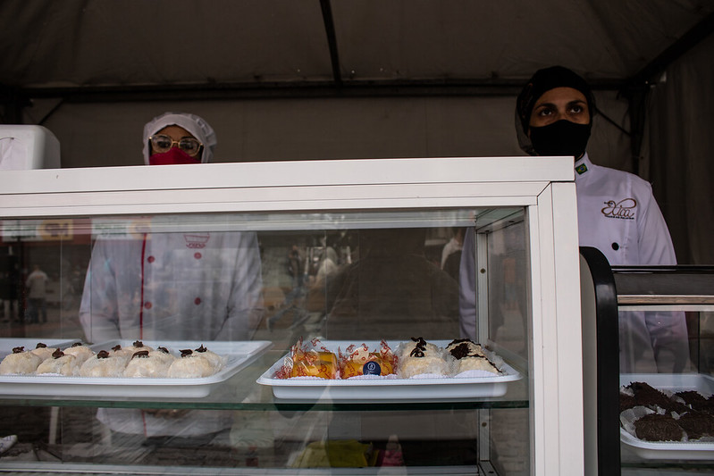 Integrantes da Associação das Doceiras de Pelotas deram uma pequena mostra de como será a Rua do Doce, na Sete de Setembro