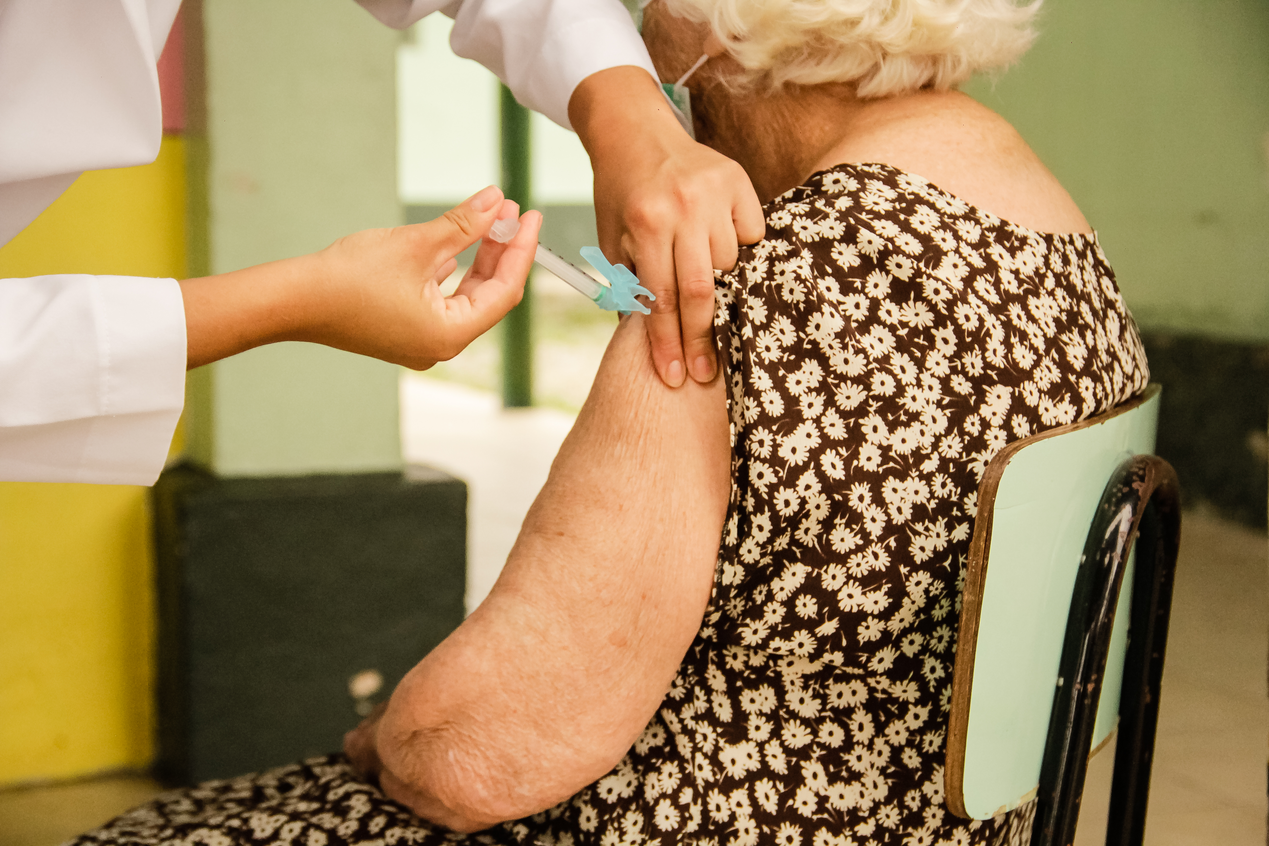Vacinação dos idosos teve continuidade nesta segunda-feira, quando mais de 380 pessoas, com pelo menos 83 anos, foram imunizadas. Aplicação segue até sexta-feira (5)